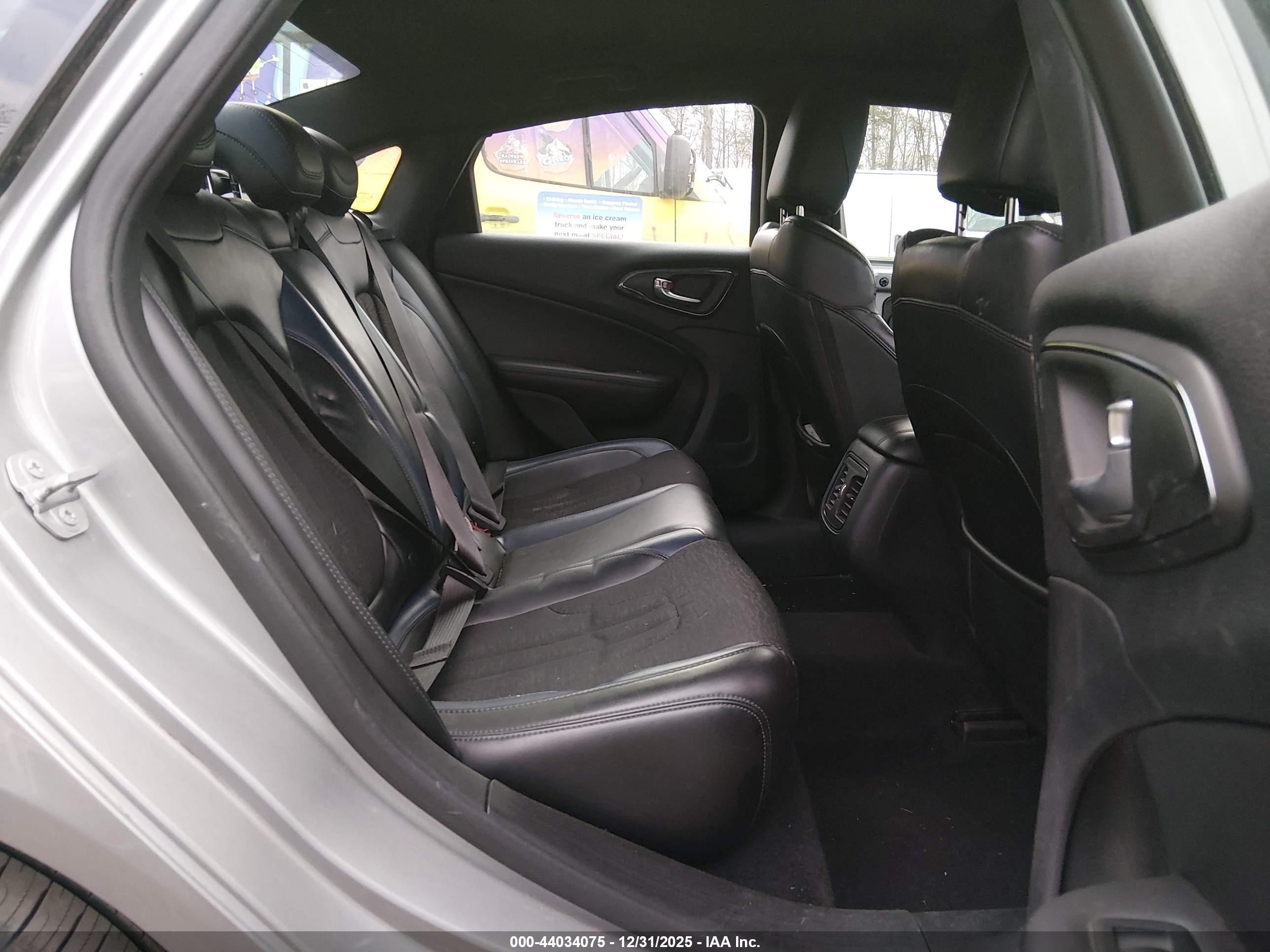 CHRYSLER 200 image 8
