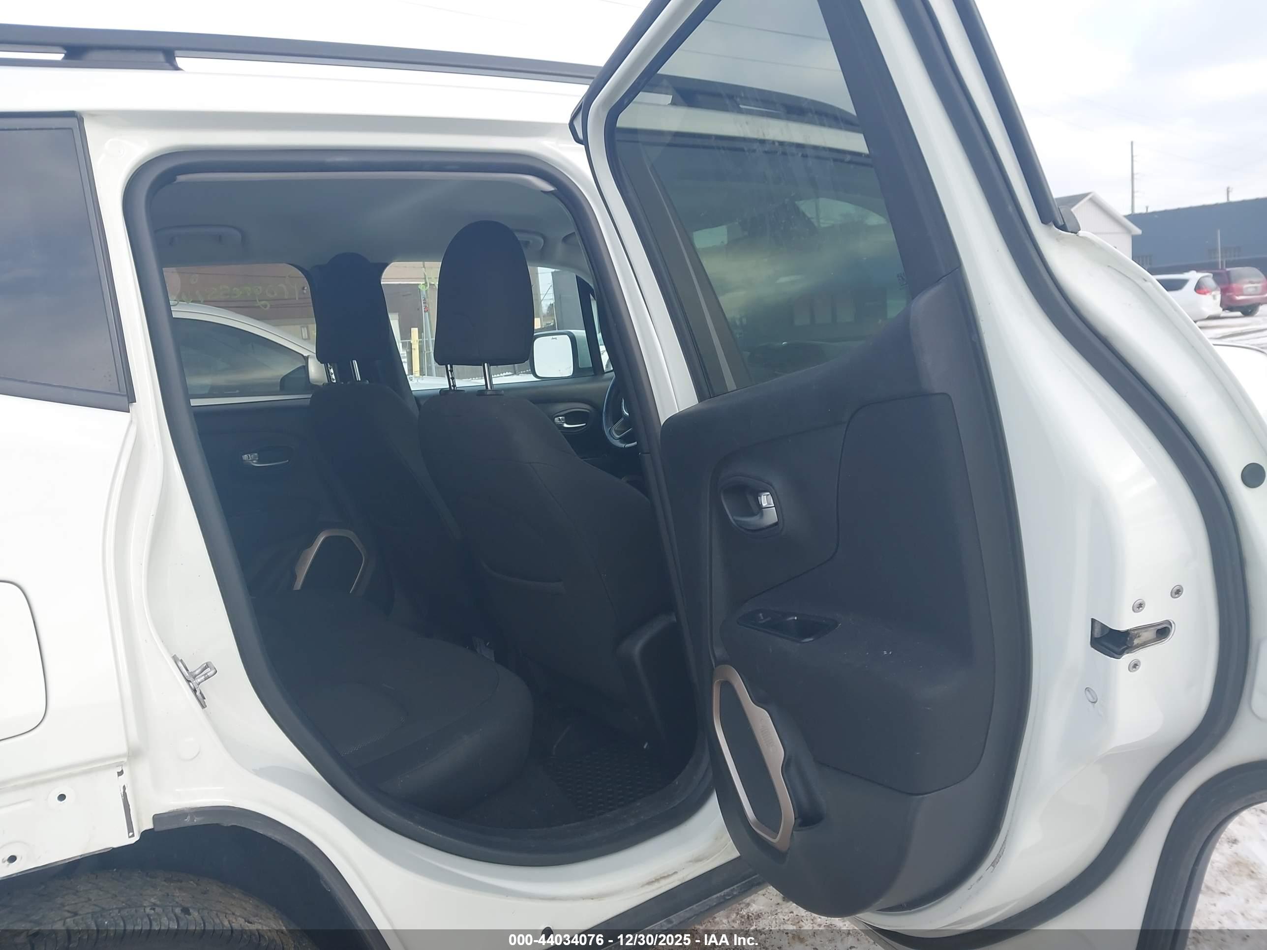 JEEP RENEGADE image 8