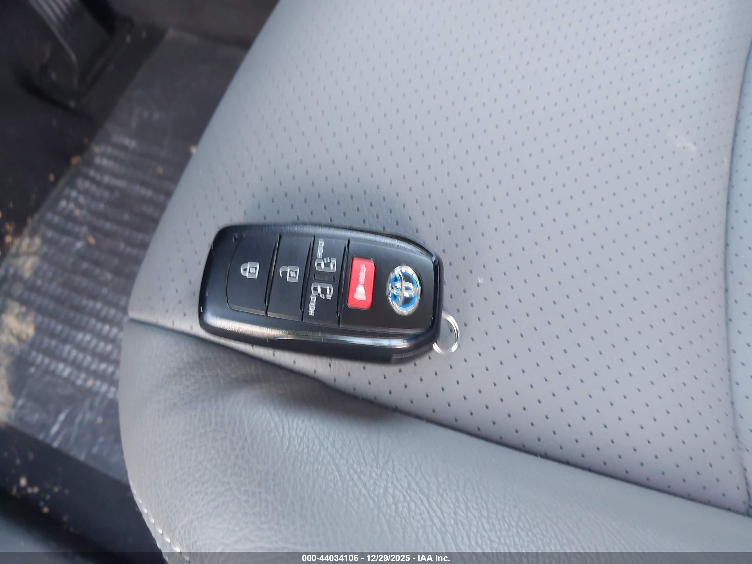 TOYOTA SIENNA image 11