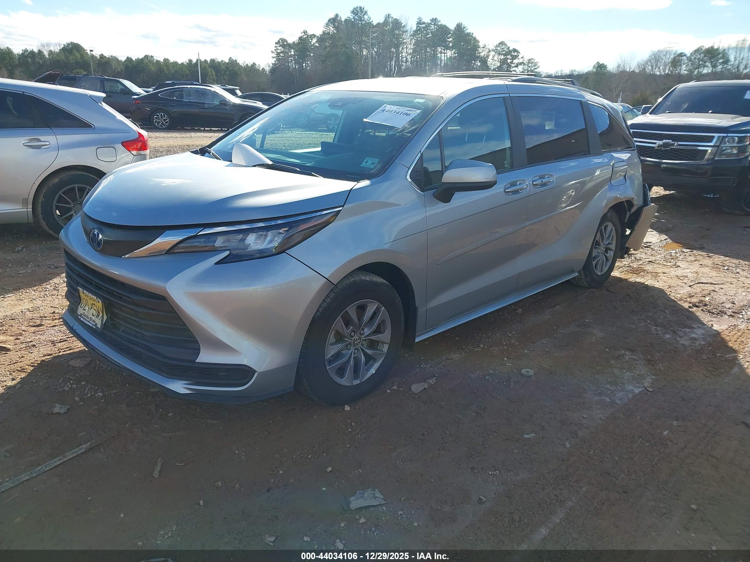 TOYOTA SIENNA image 2