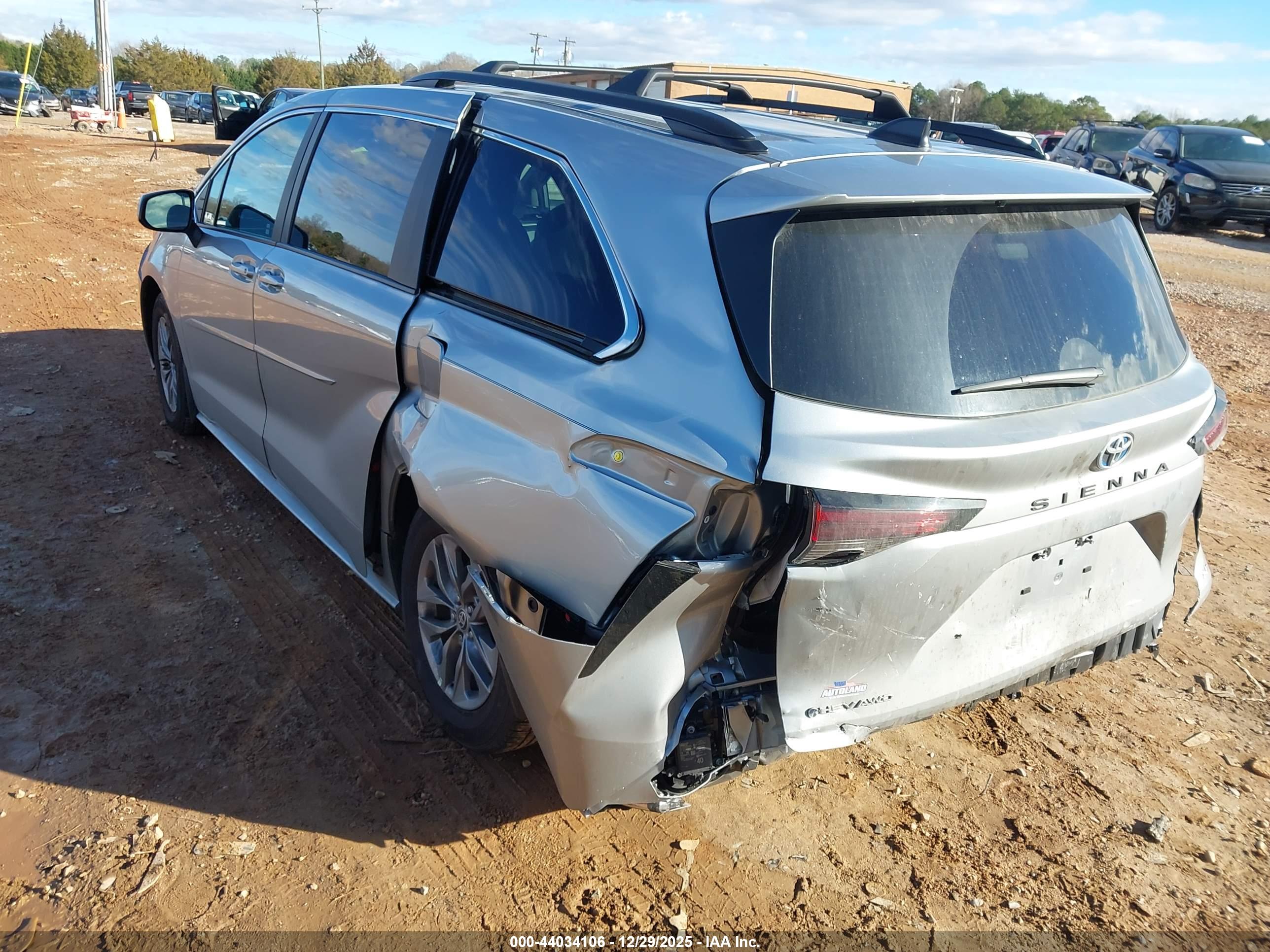 TOYOTA SIENNA image 3