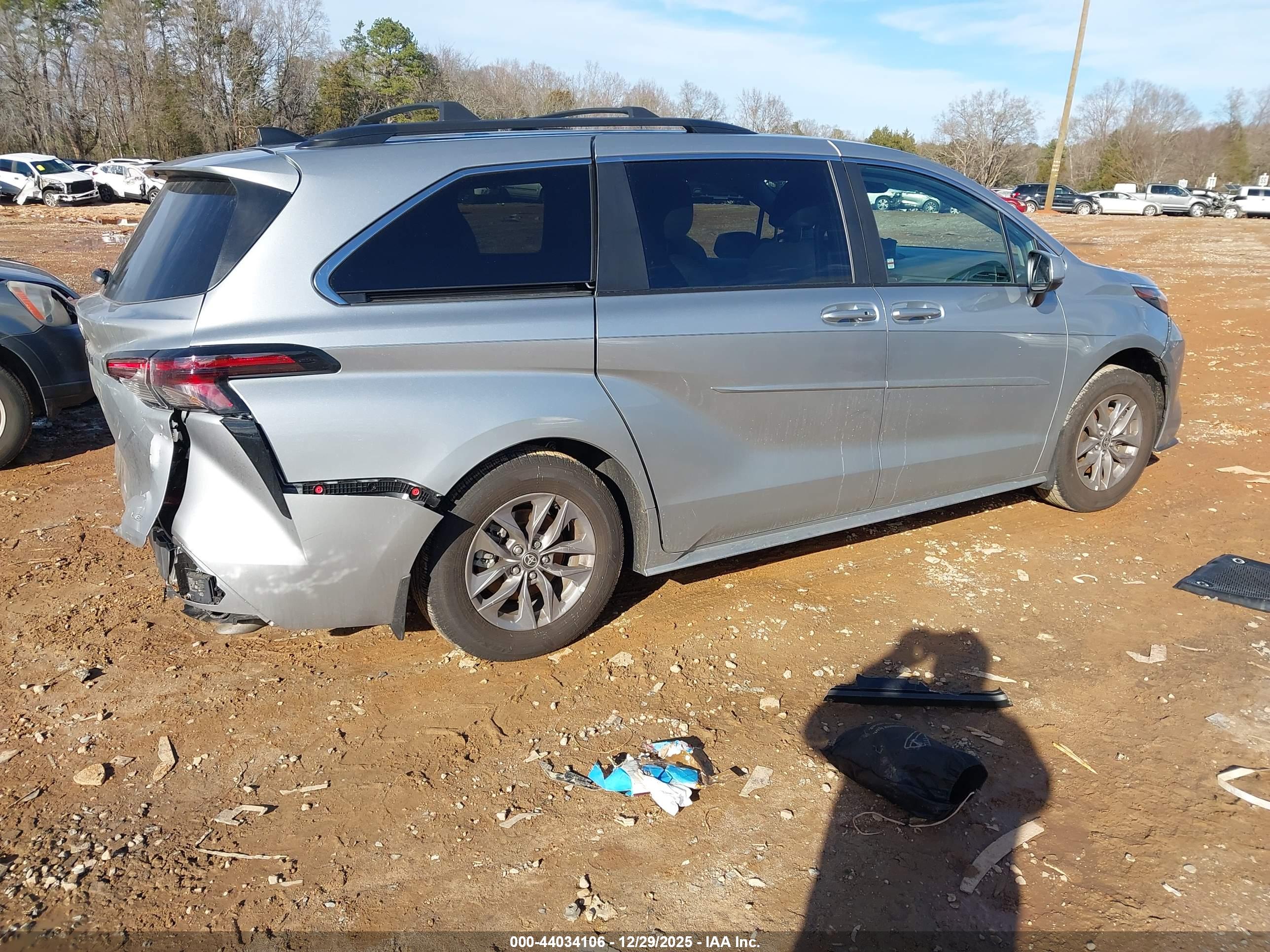 TOYOTA SIENNA image 4