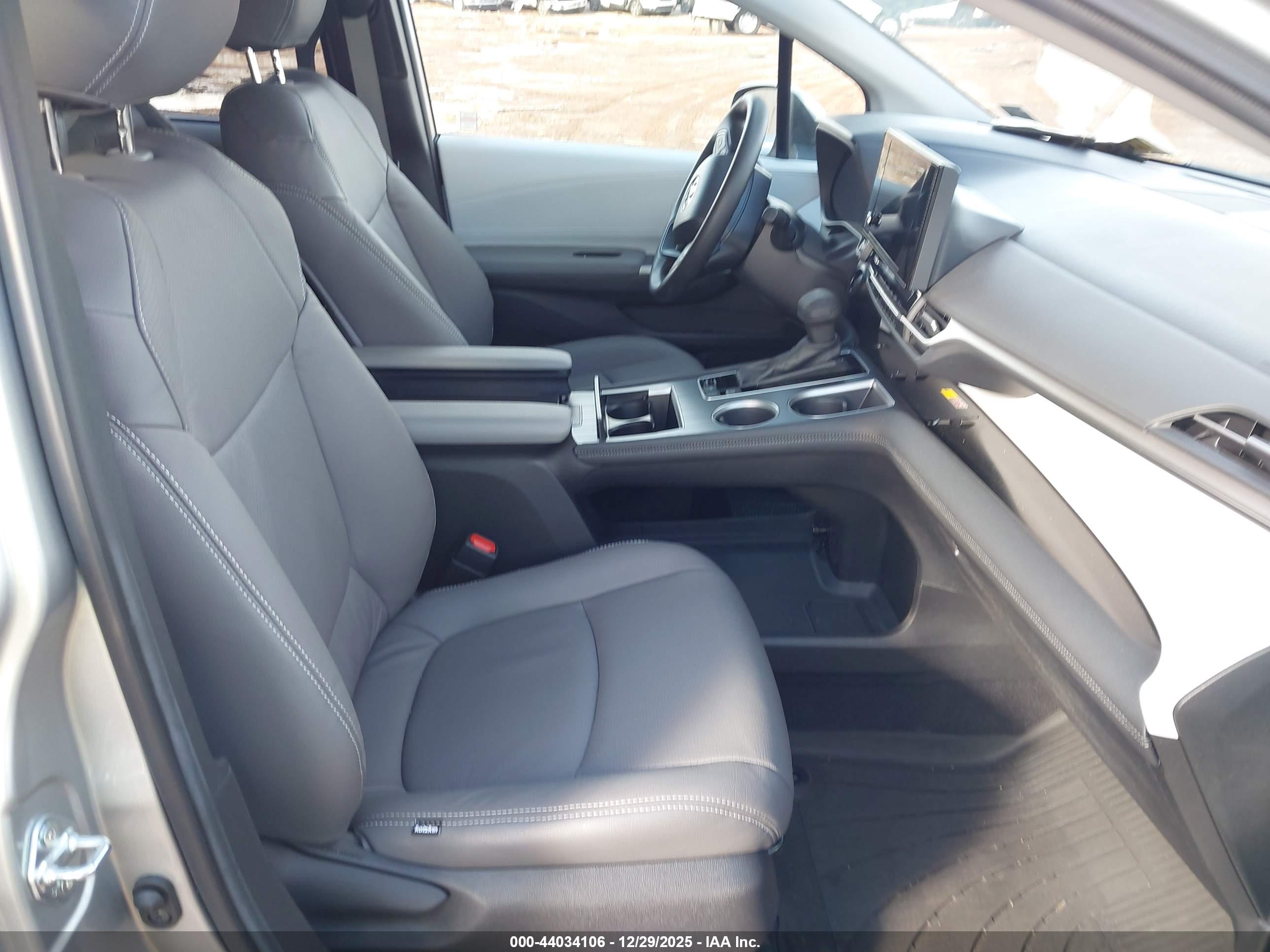 TOYOTA SIENNA image 5