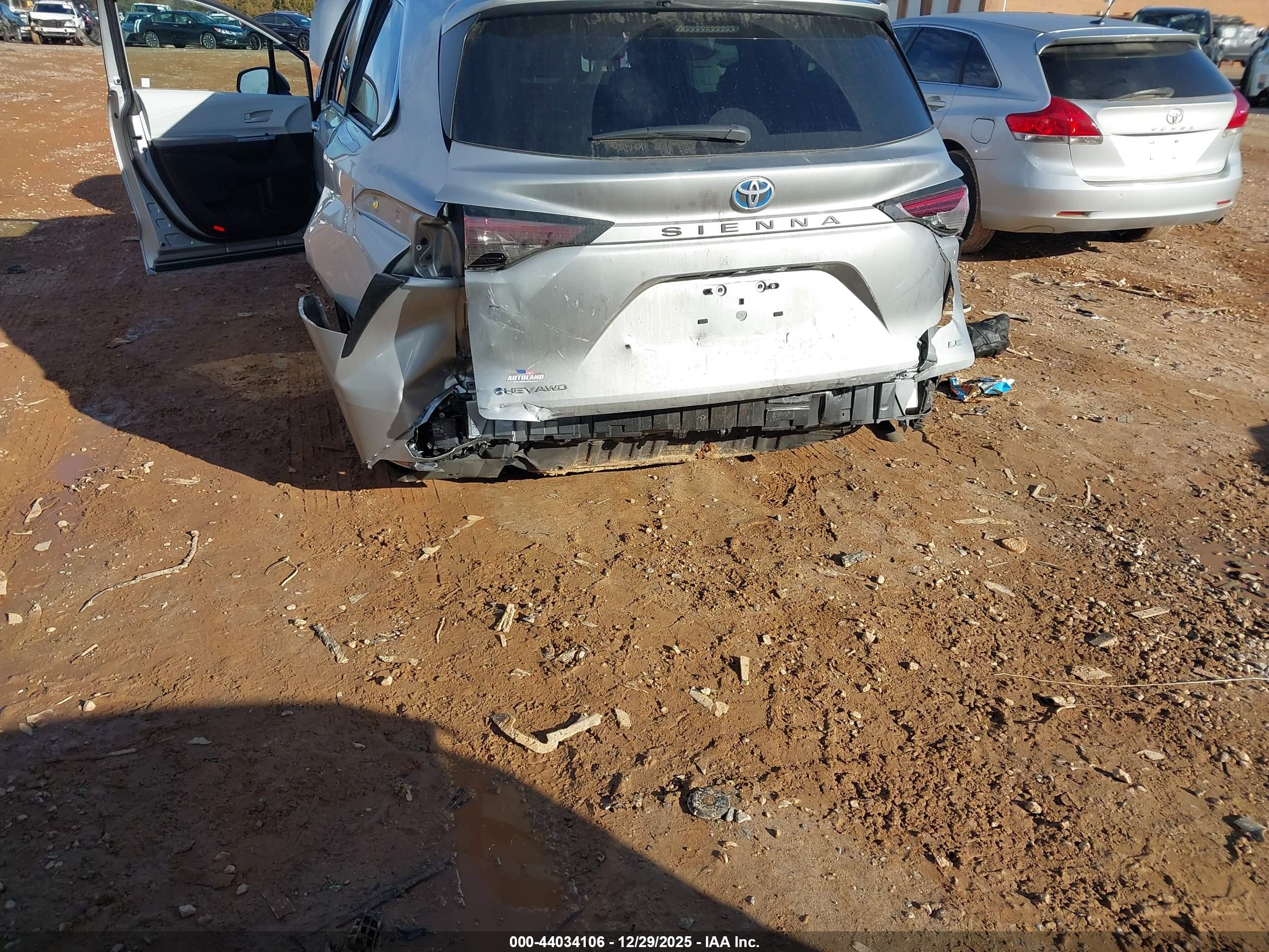 TOYOTA SIENNA image 6