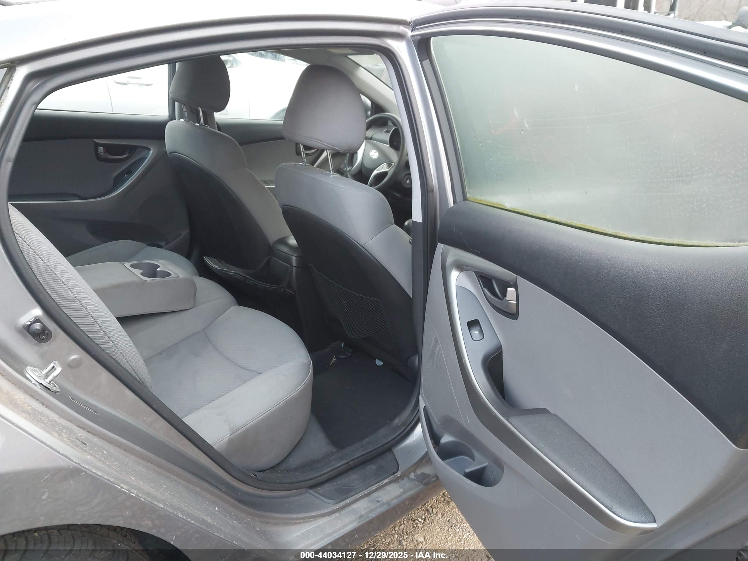 HYUNDAI ELANTRA image 8