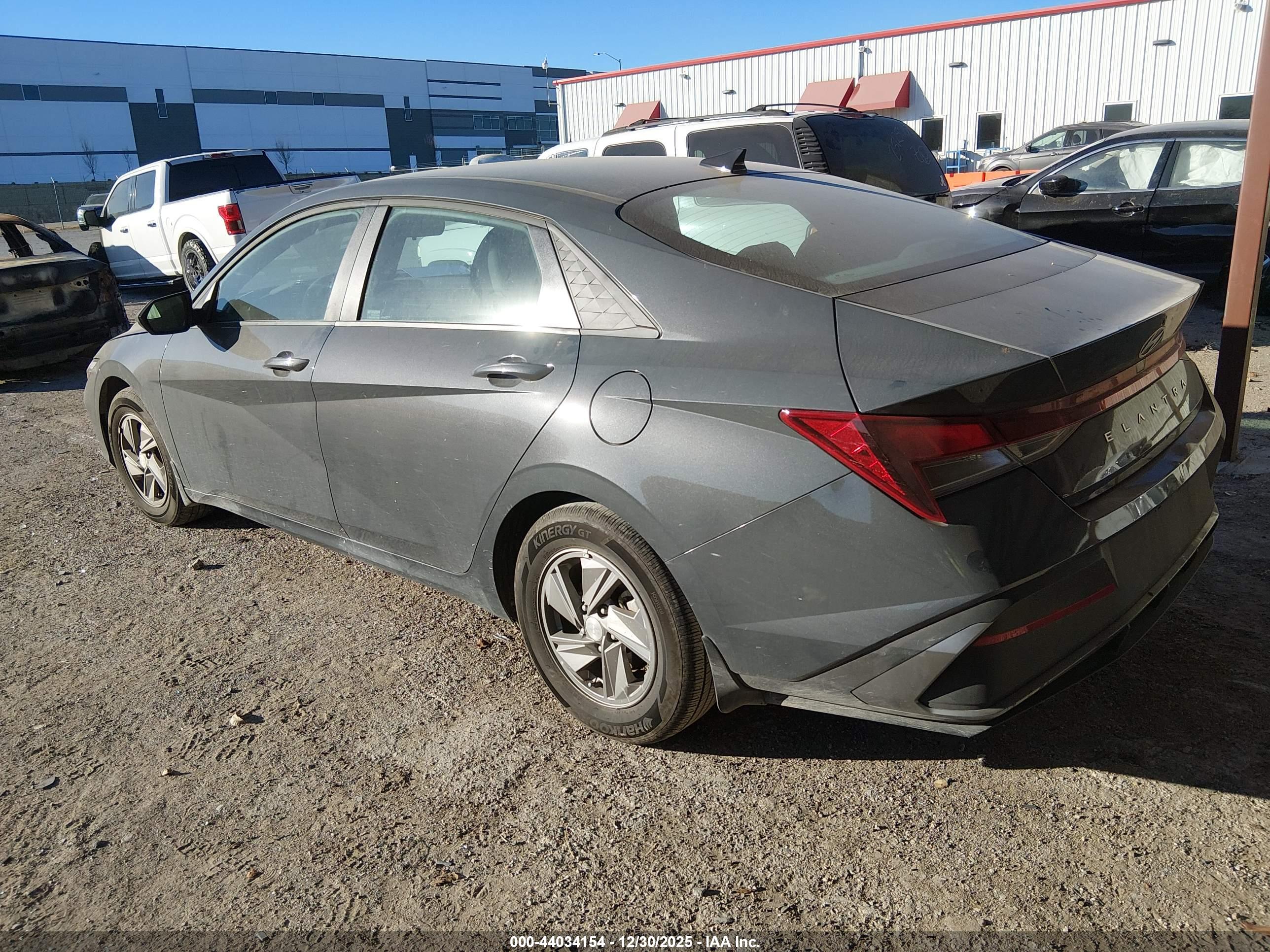 HYUNDAI ELANTRA image 3