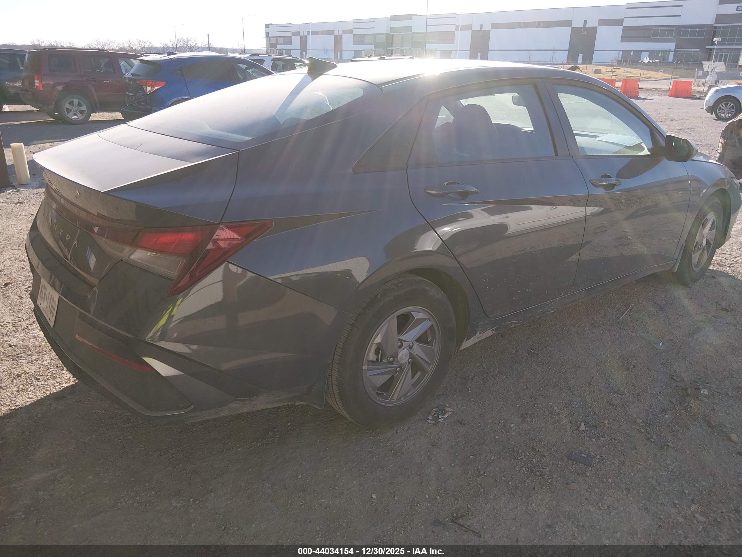HYUNDAI ELANTRA image 4