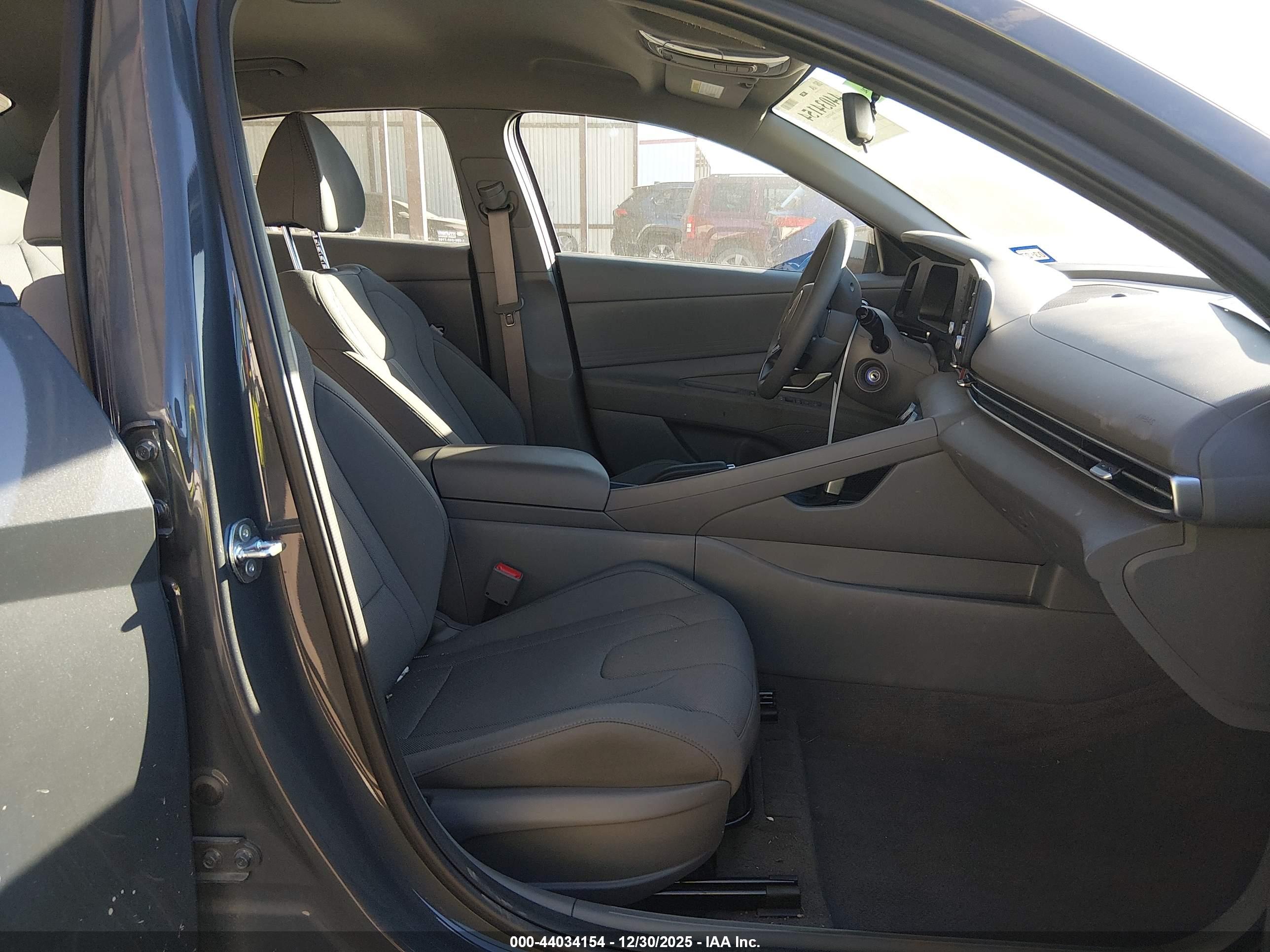 HYUNDAI ELANTRA image 5