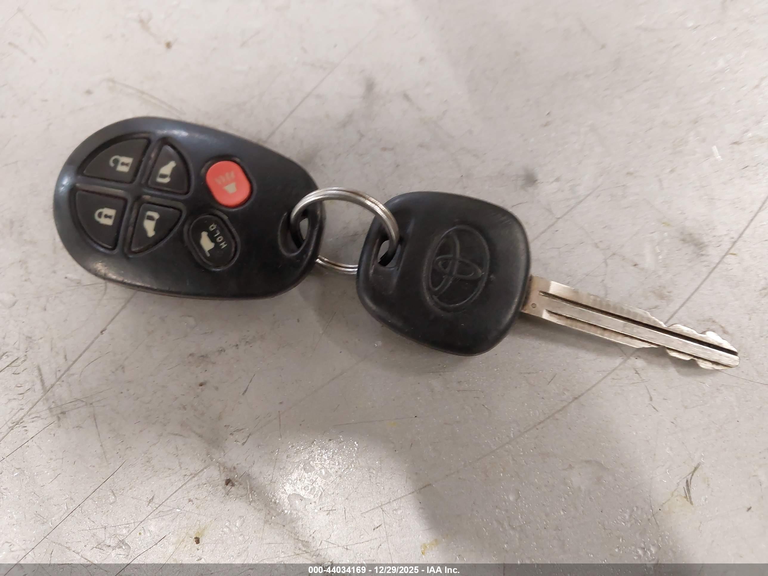 TOYOTA SIENNA image 11