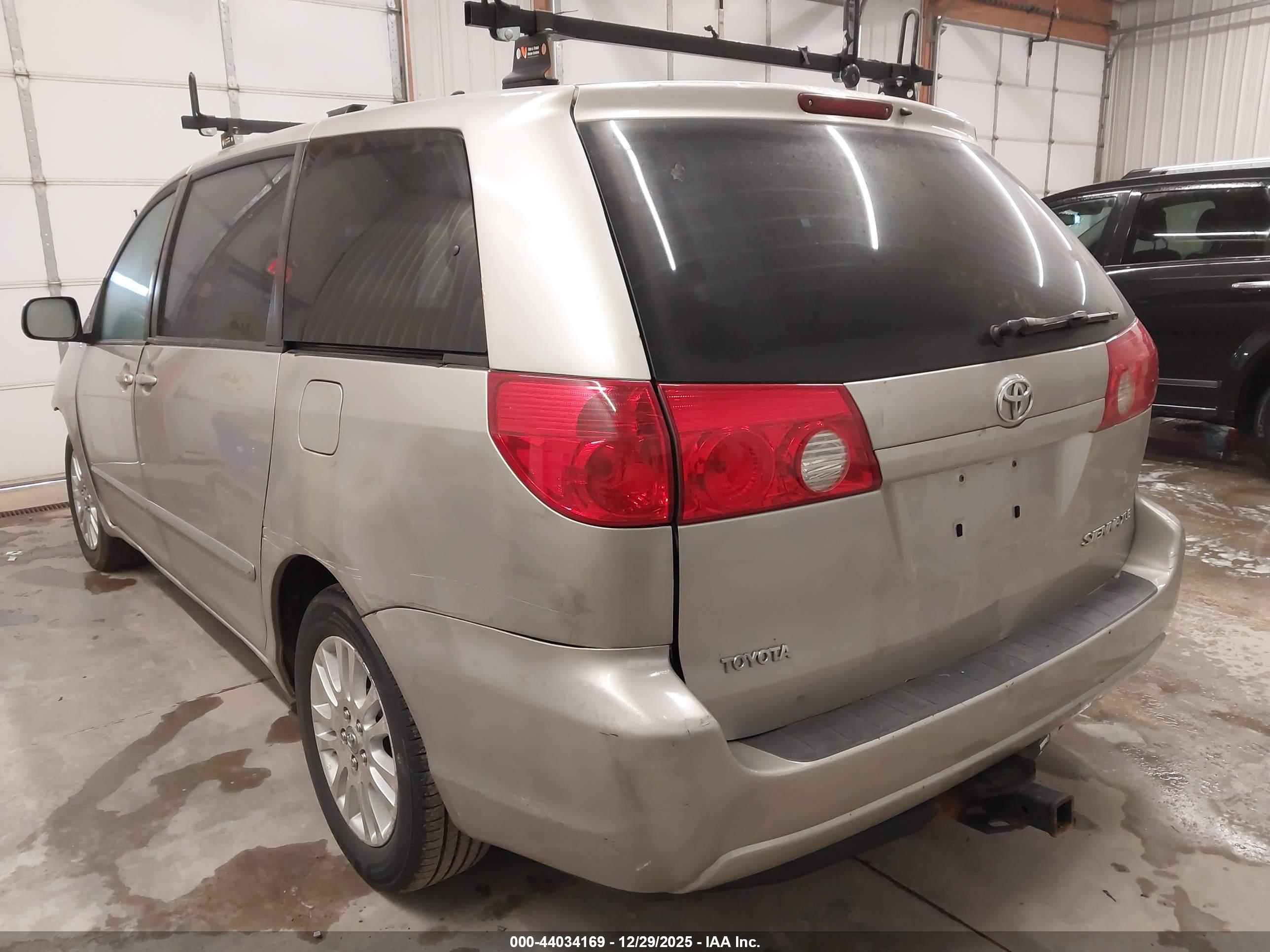 TOYOTA SIENNA image 3