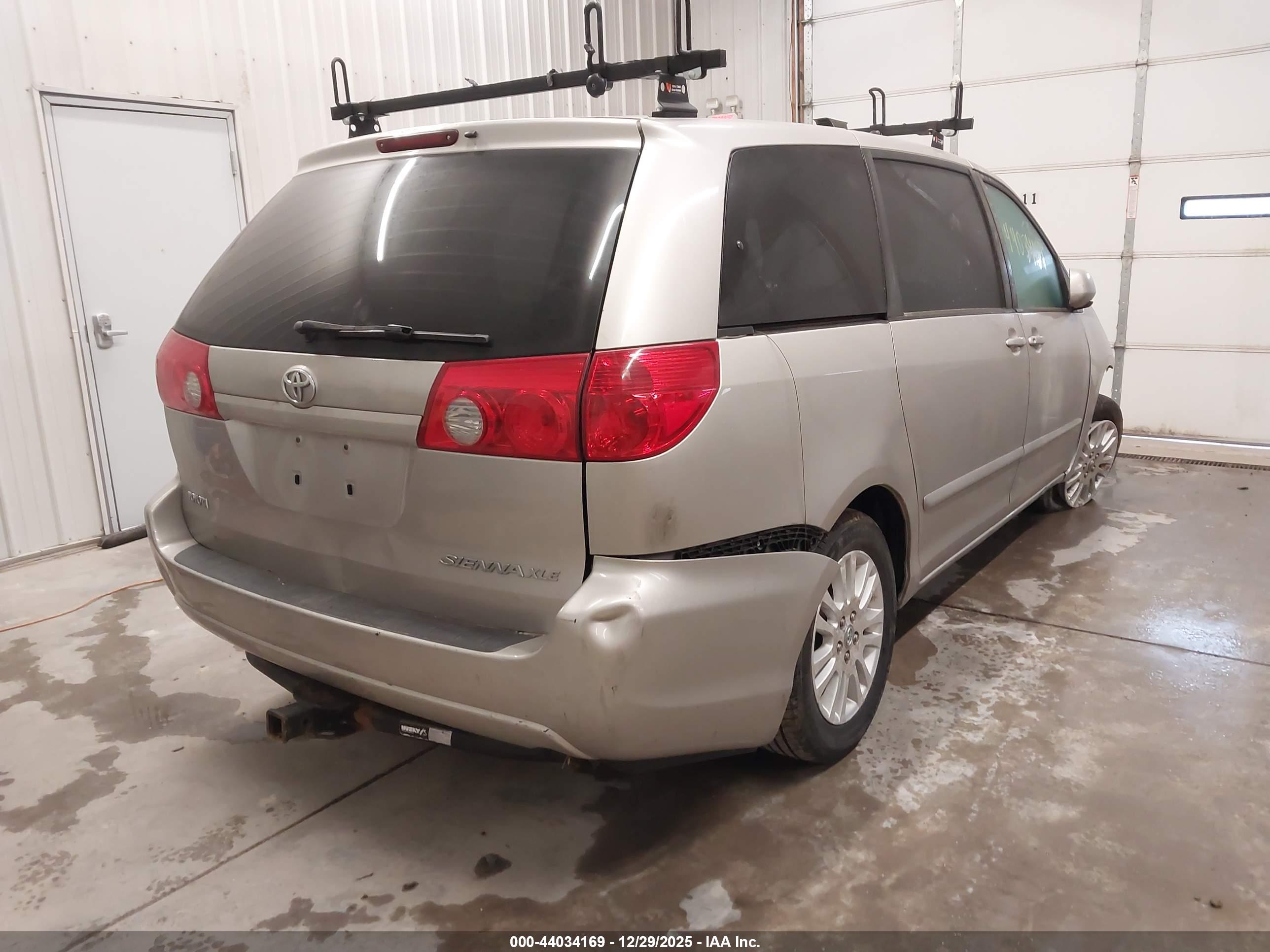 TOYOTA SIENNA image 4