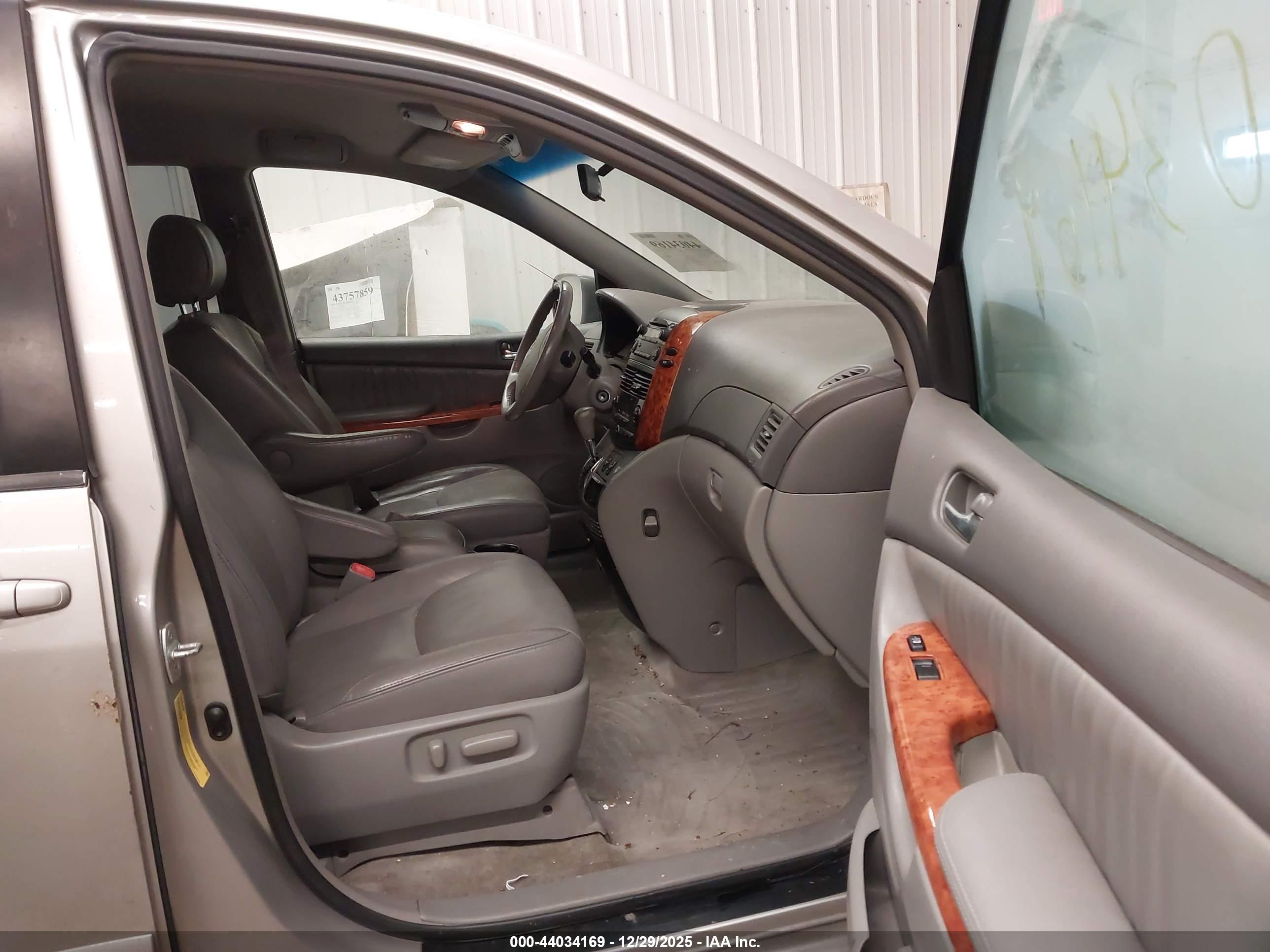 TOYOTA SIENNA image 5
