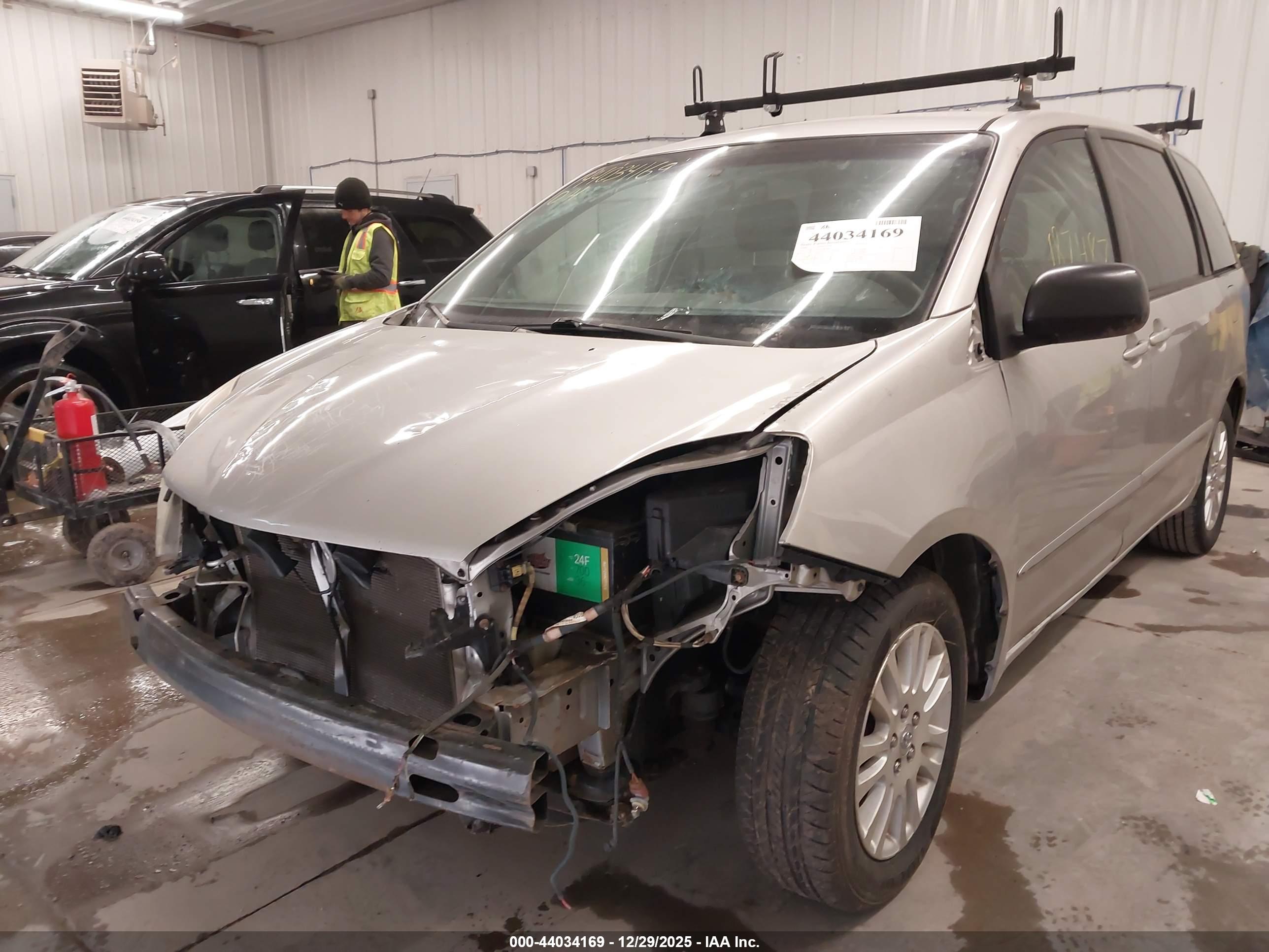 TOYOTA SIENNA image 6