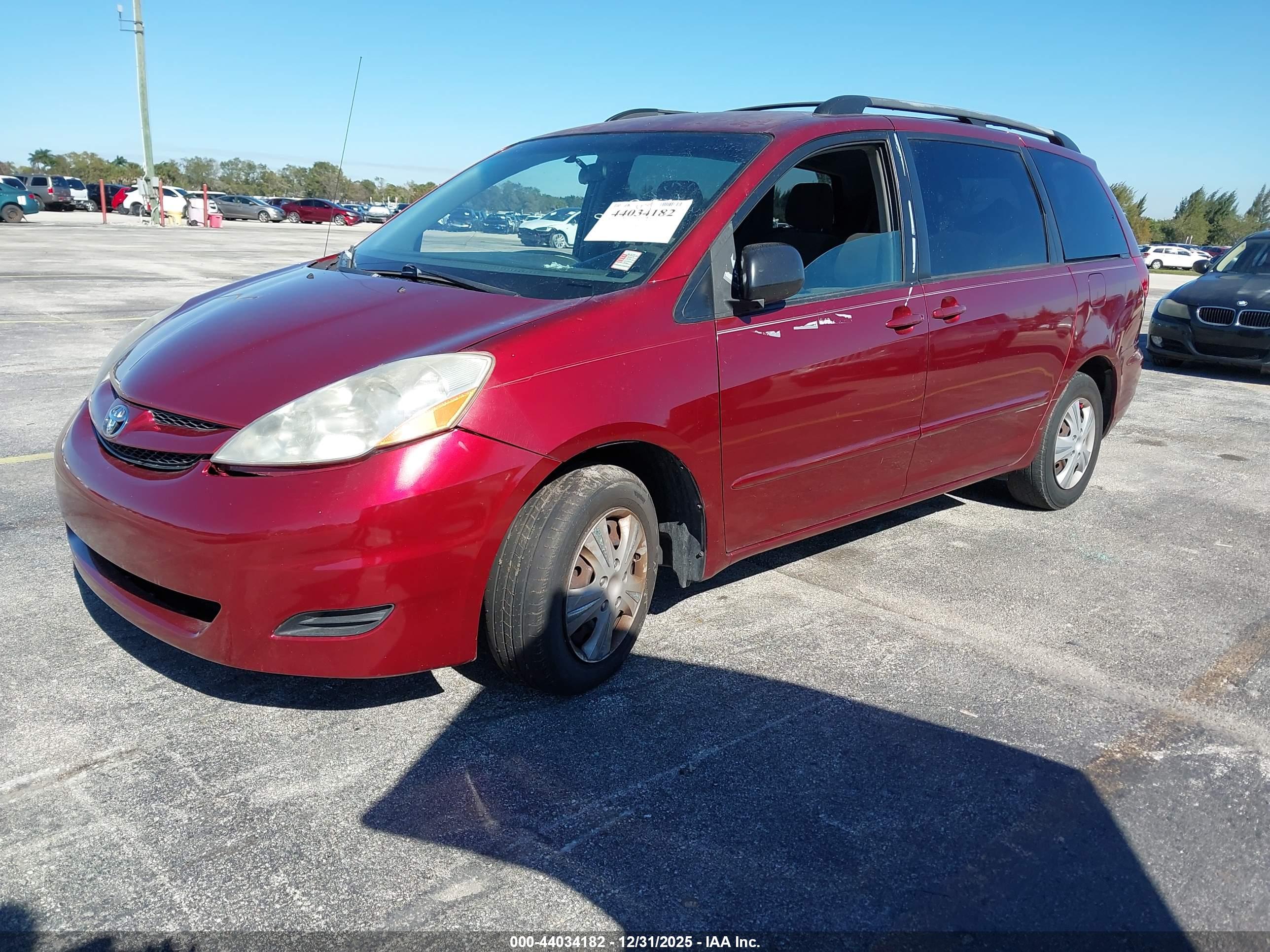 TOYOTA SIENNA image 2