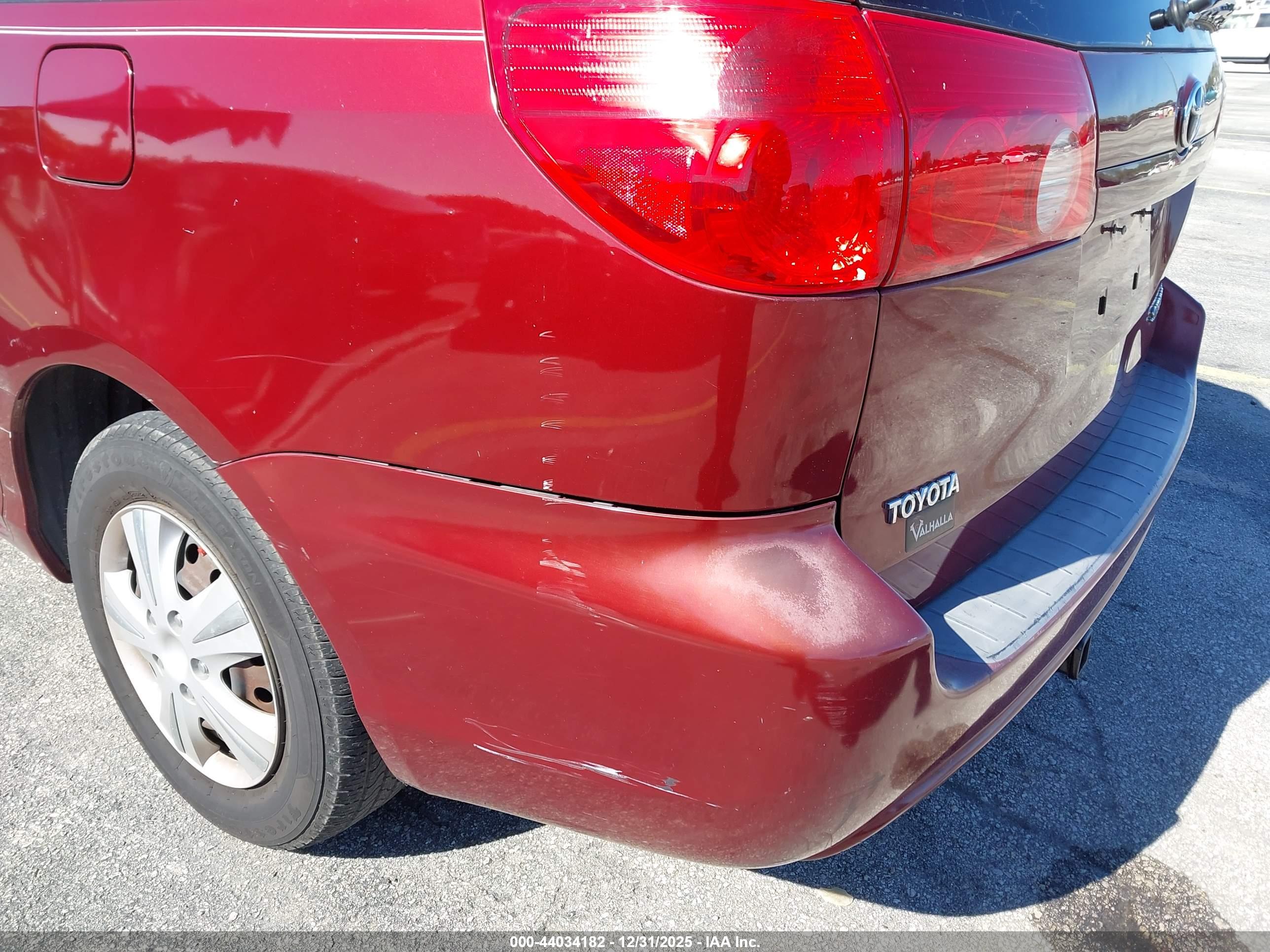 TOYOTA SIENNA image 6