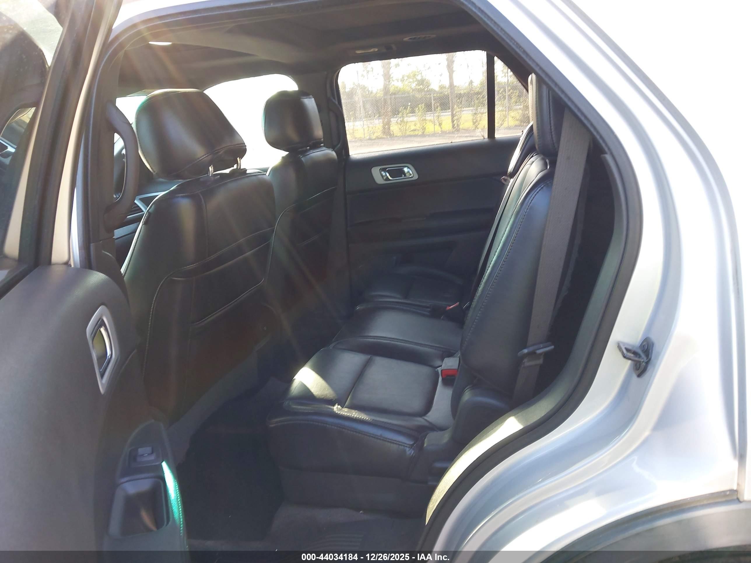 FORD EXPLORER image 8