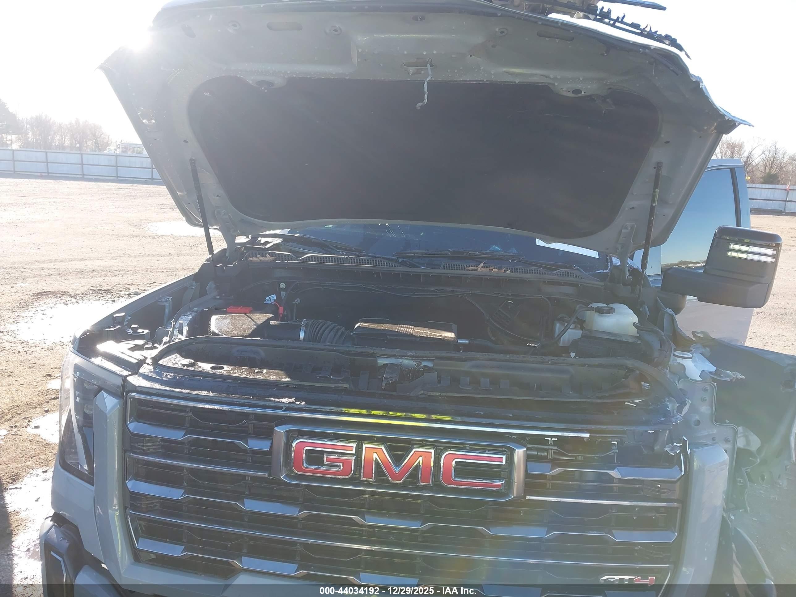 GMC SIERRA image 10