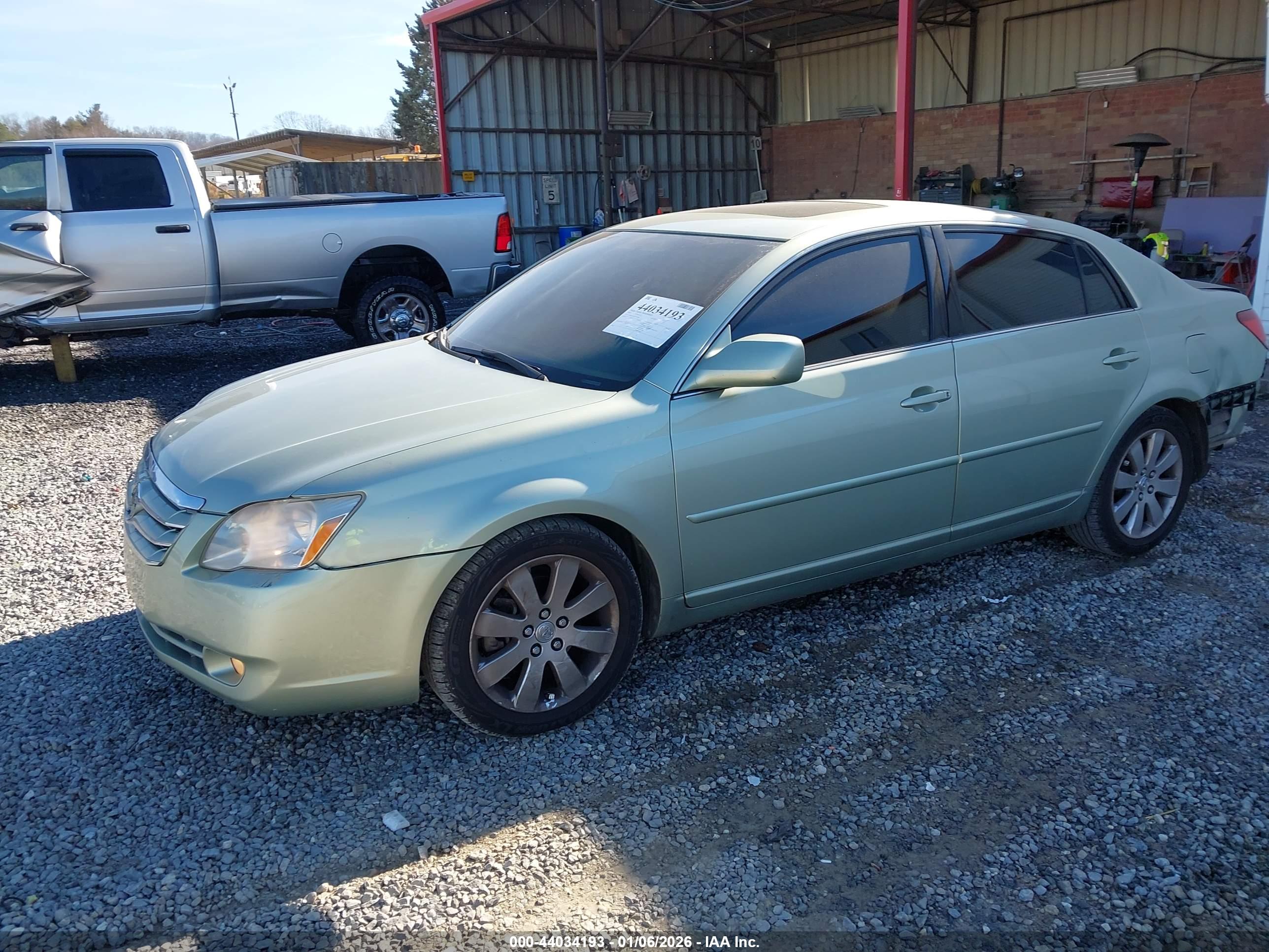 TOYOTA AVALON image 2