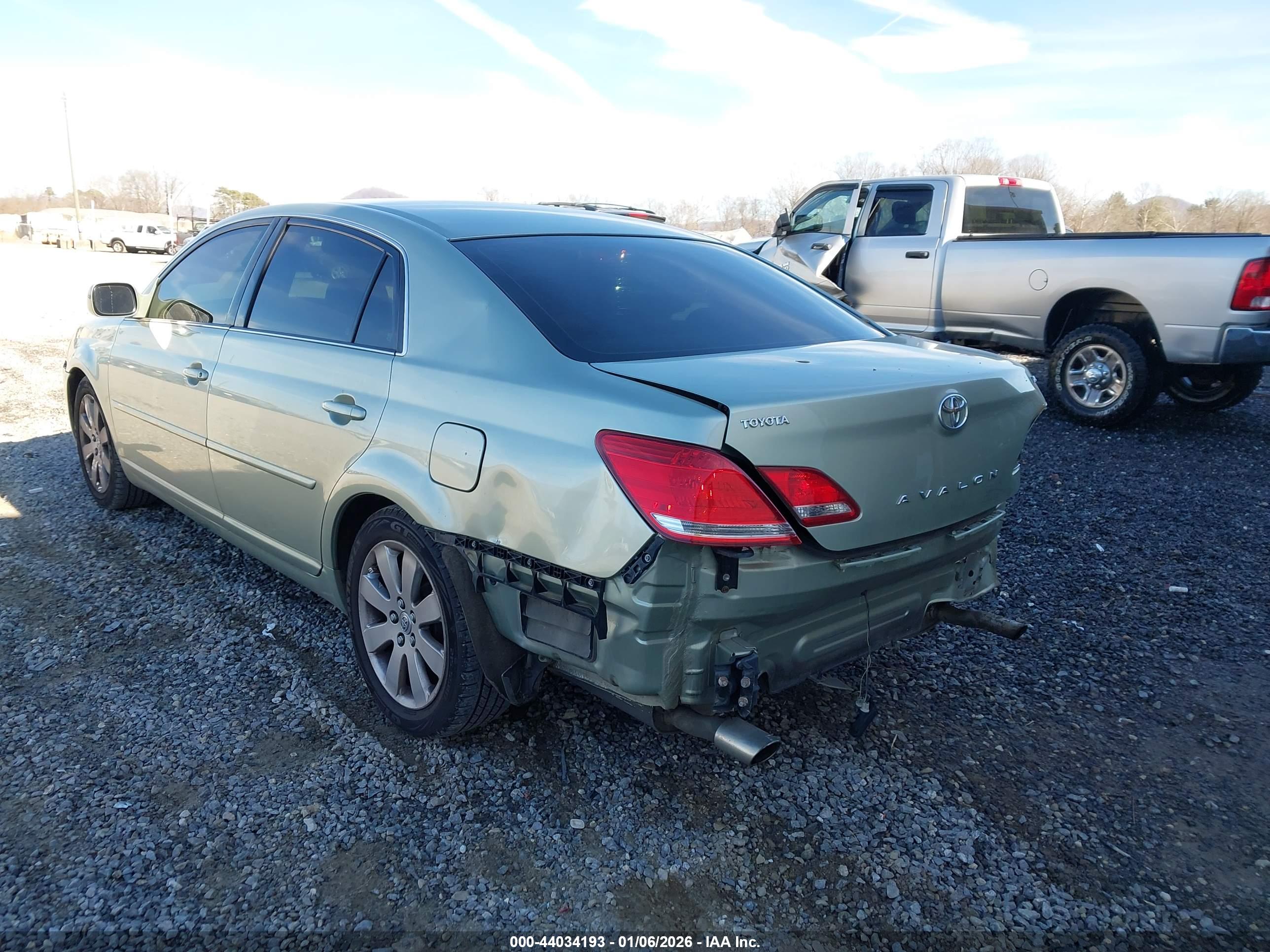 TOYOTA AVALON image 3