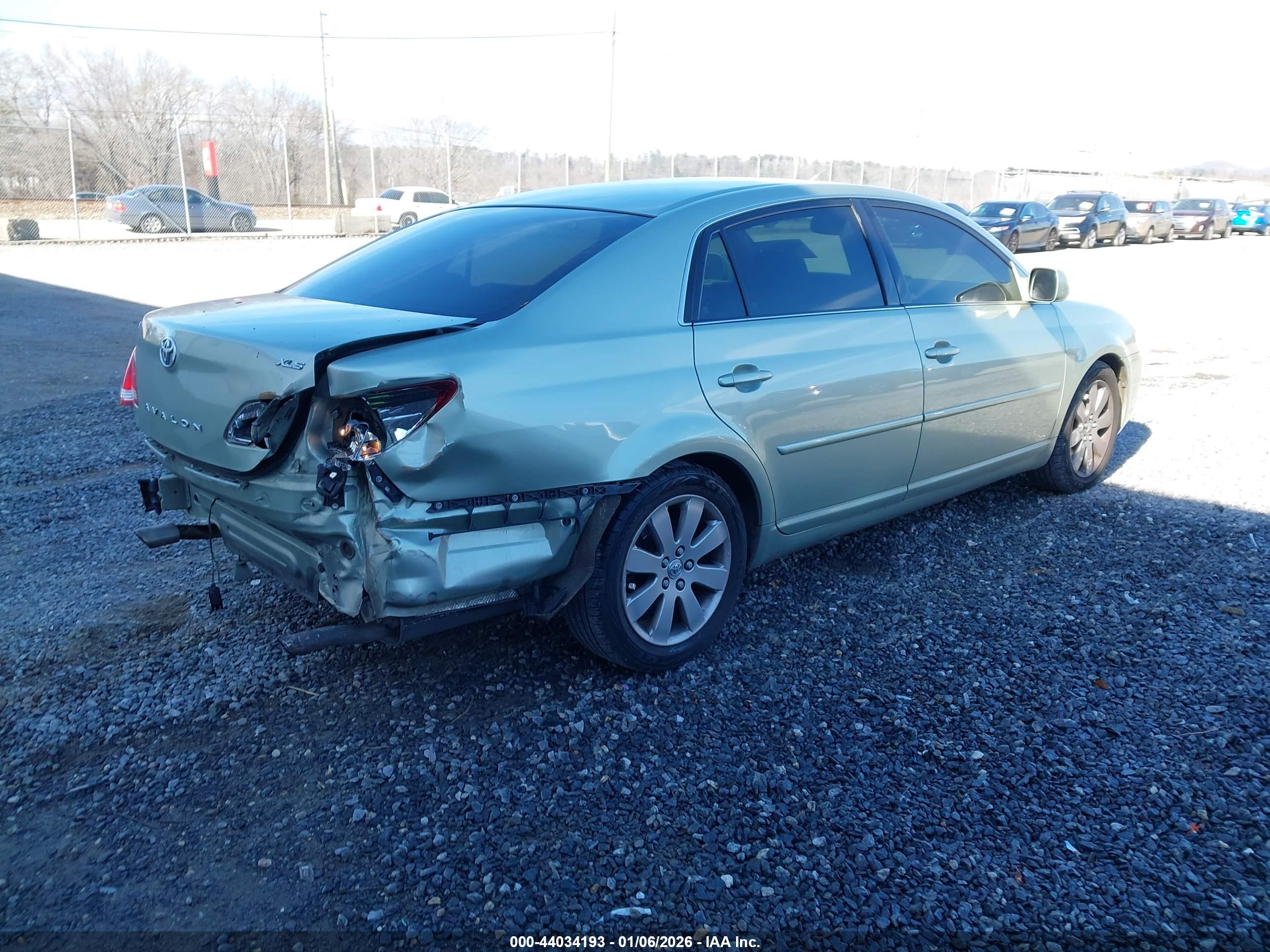 TOYOTA AVALON image 4