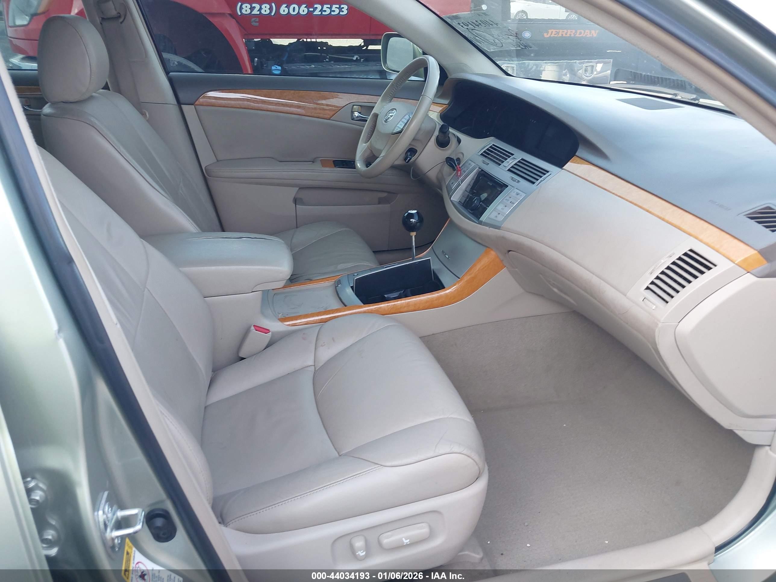 TOYOTA AVALON image 5