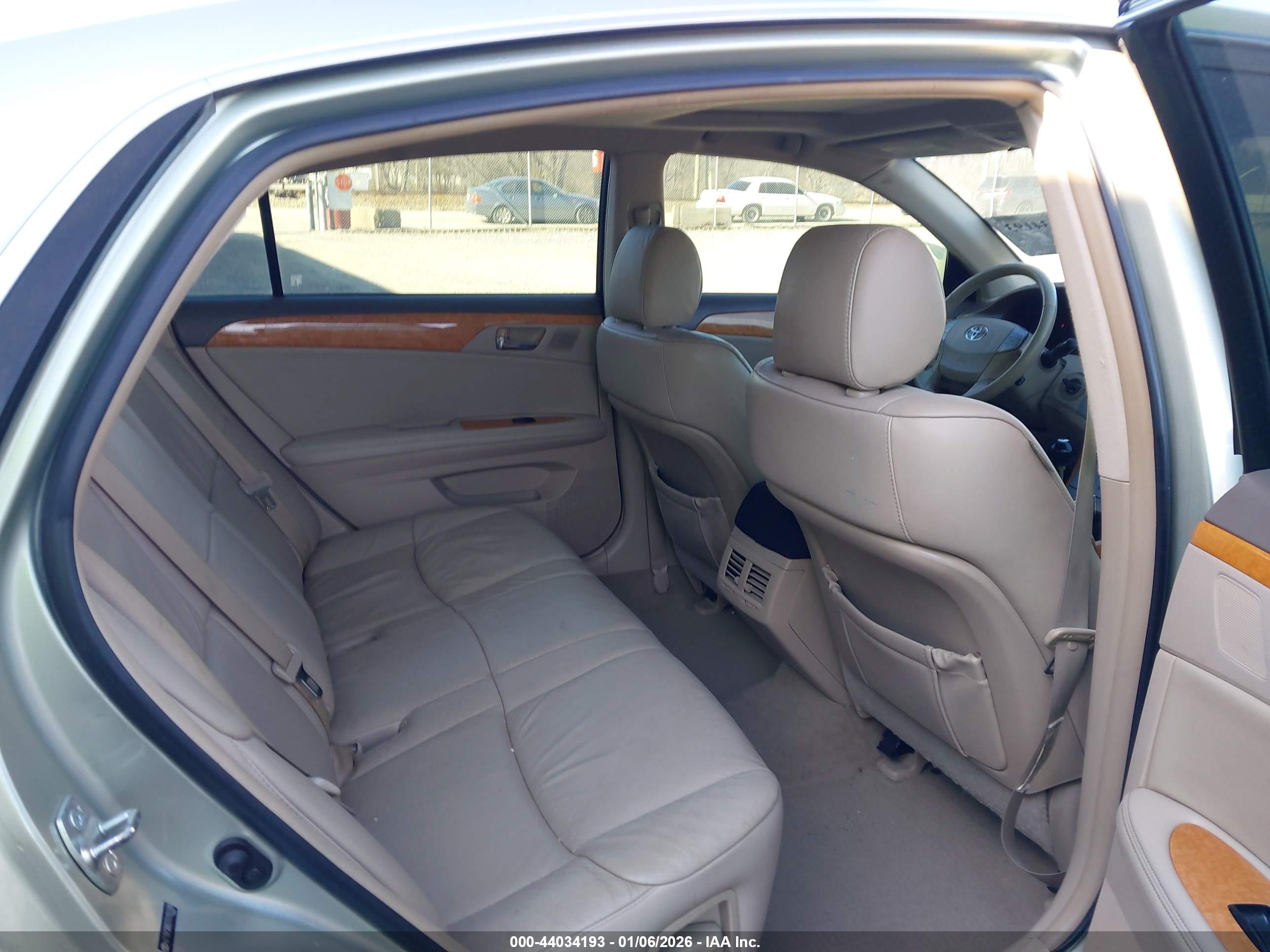 TOYOTA AVALON image 8