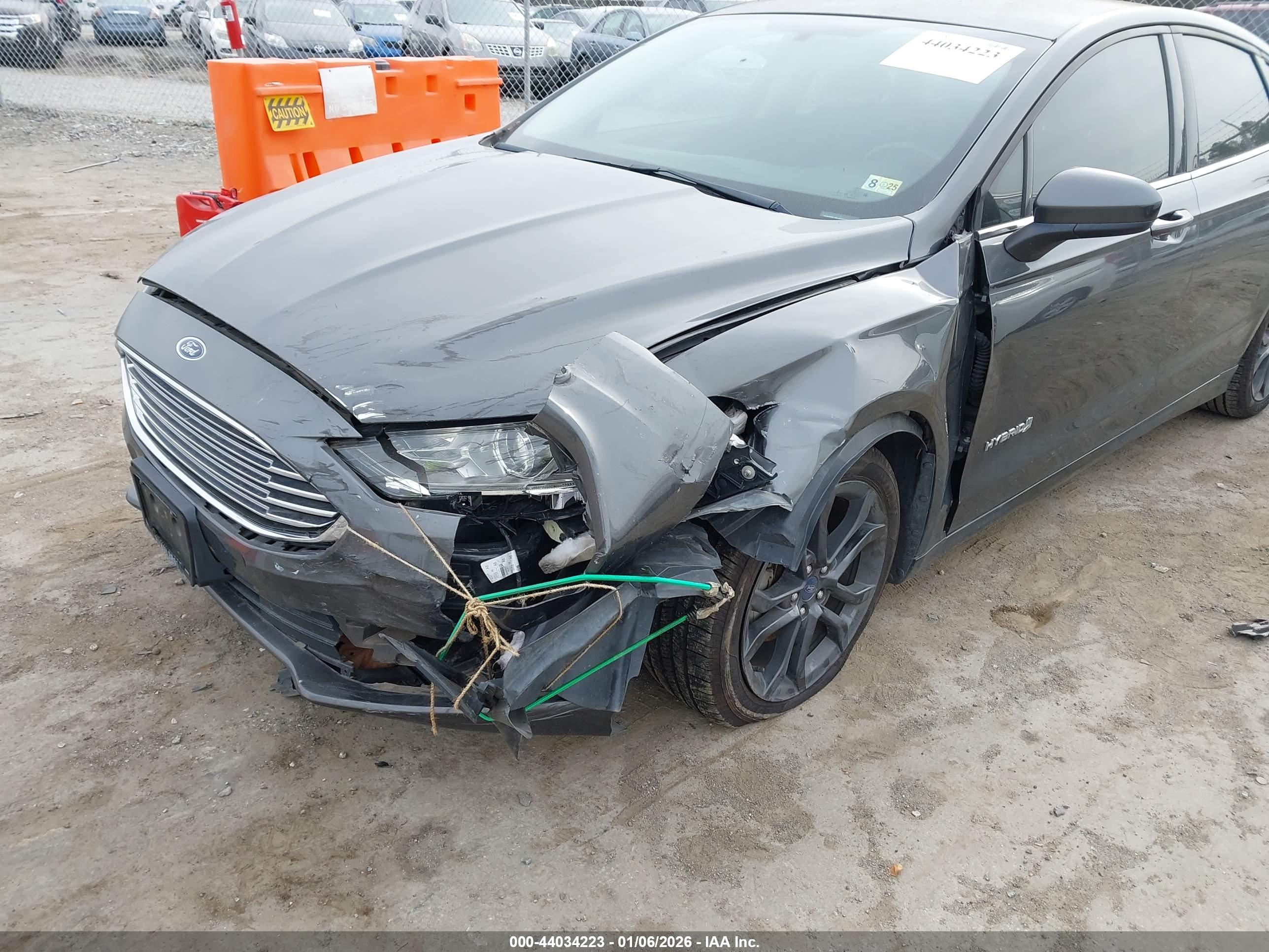 FORD FUSION image 6