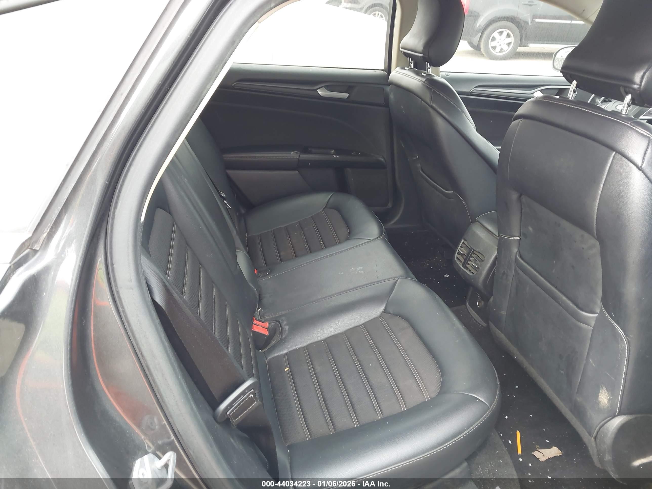 FORD FUSION image 8