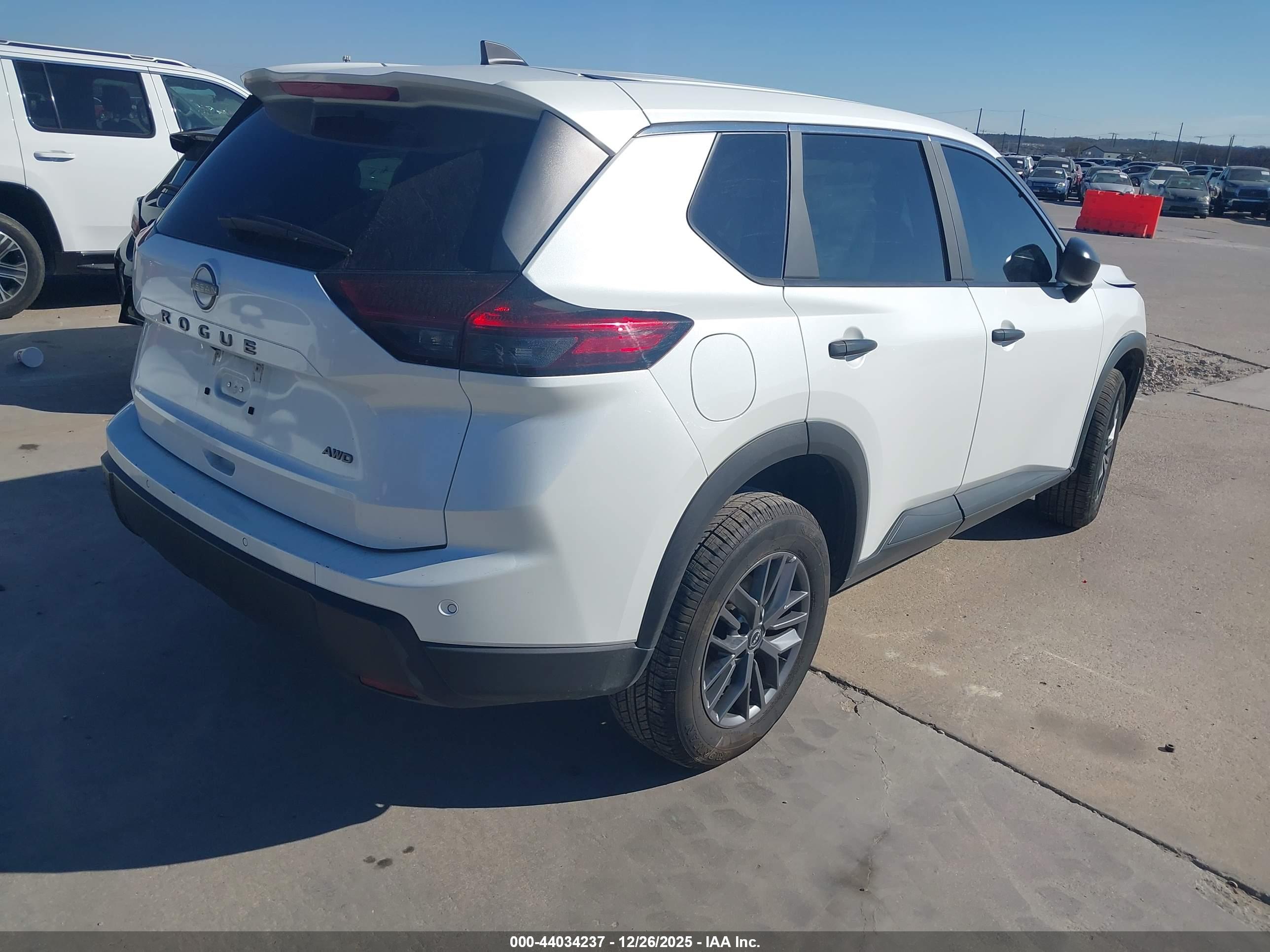 NISSAN ROGUE image 4