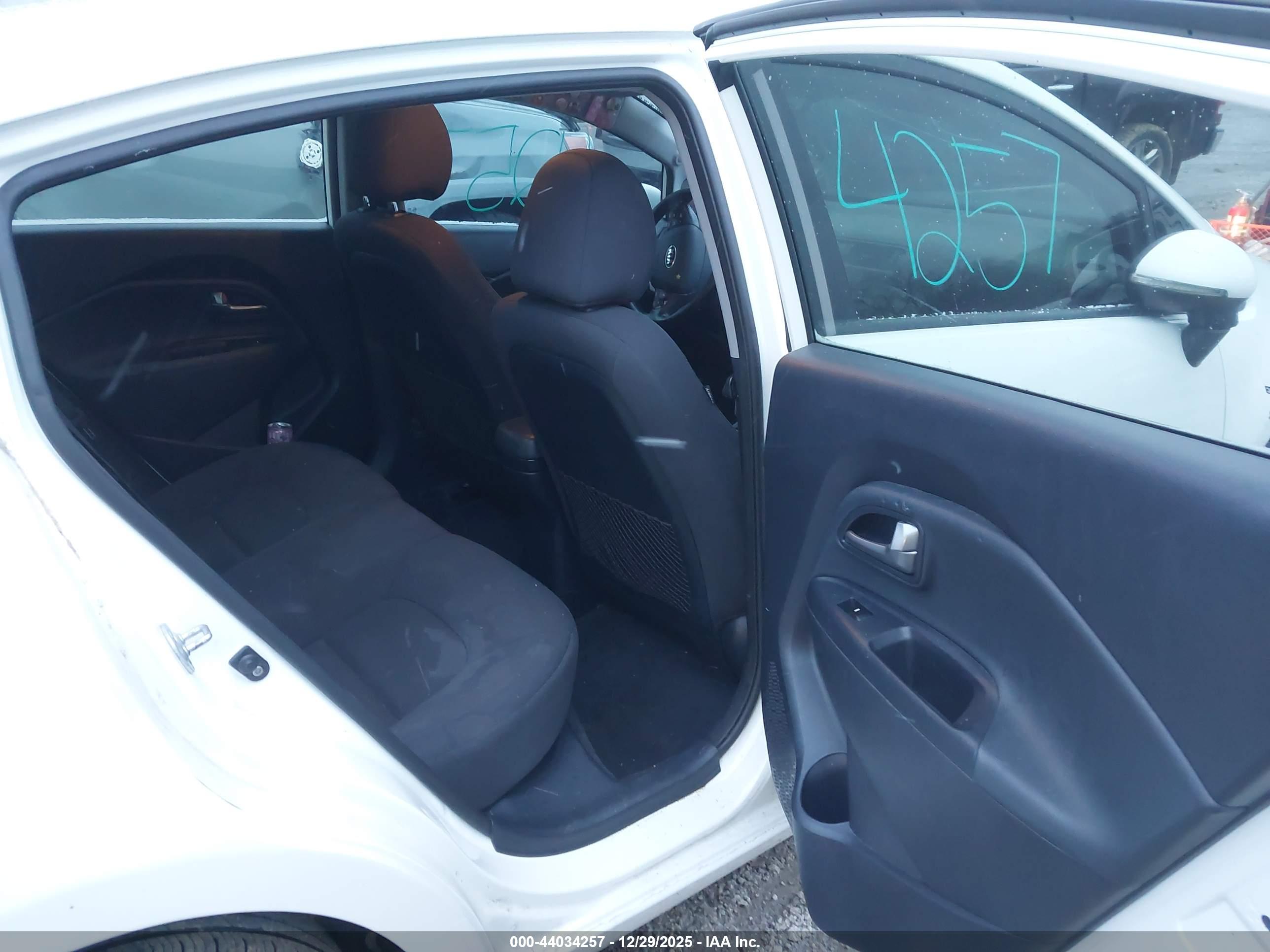 KIA RIO image 8