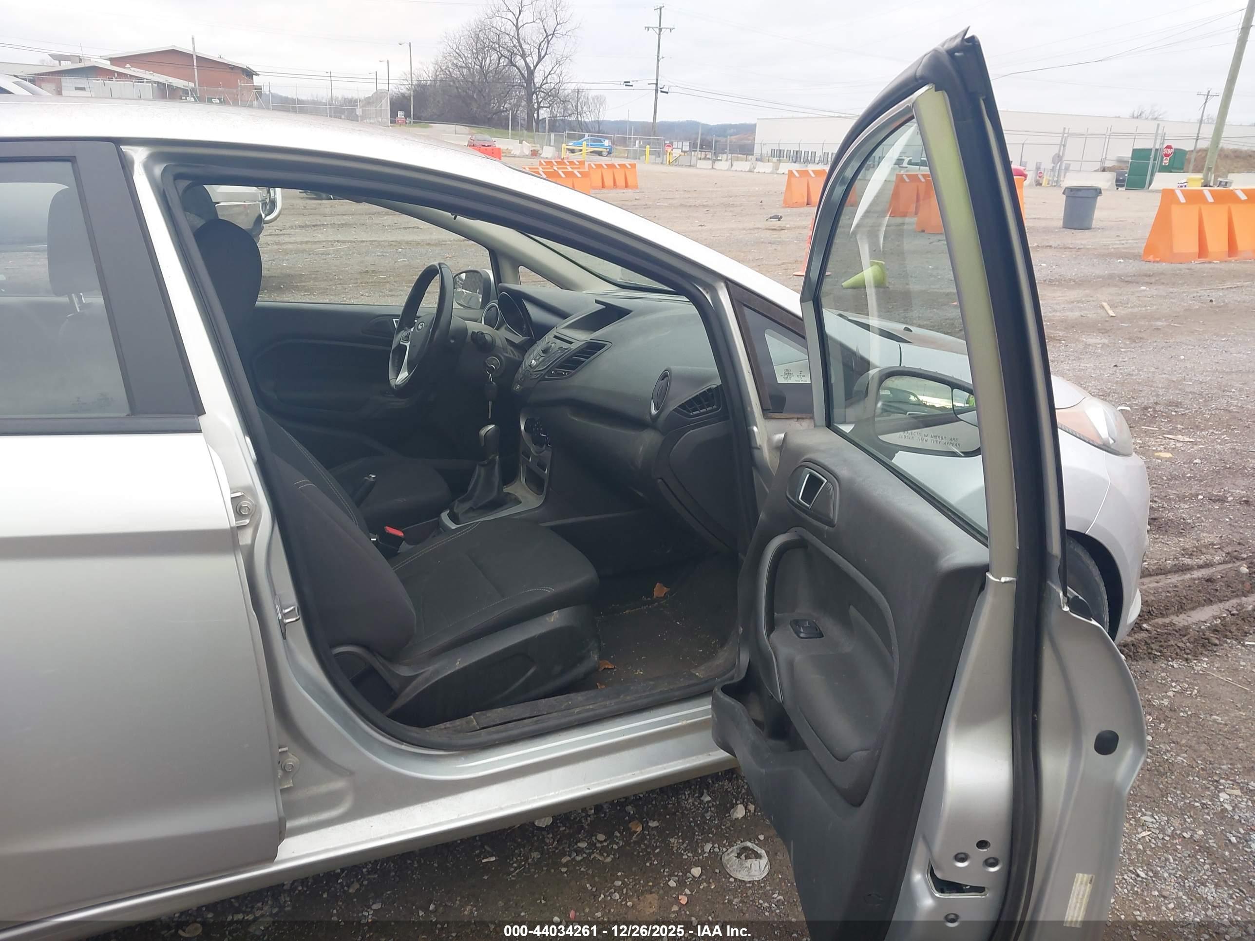 FORD FIESTA image 5
