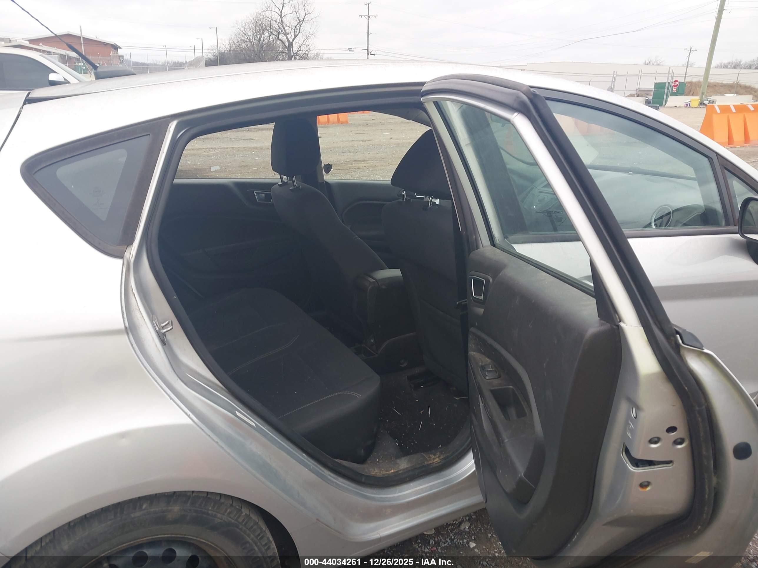 FORD FIESTA image 8