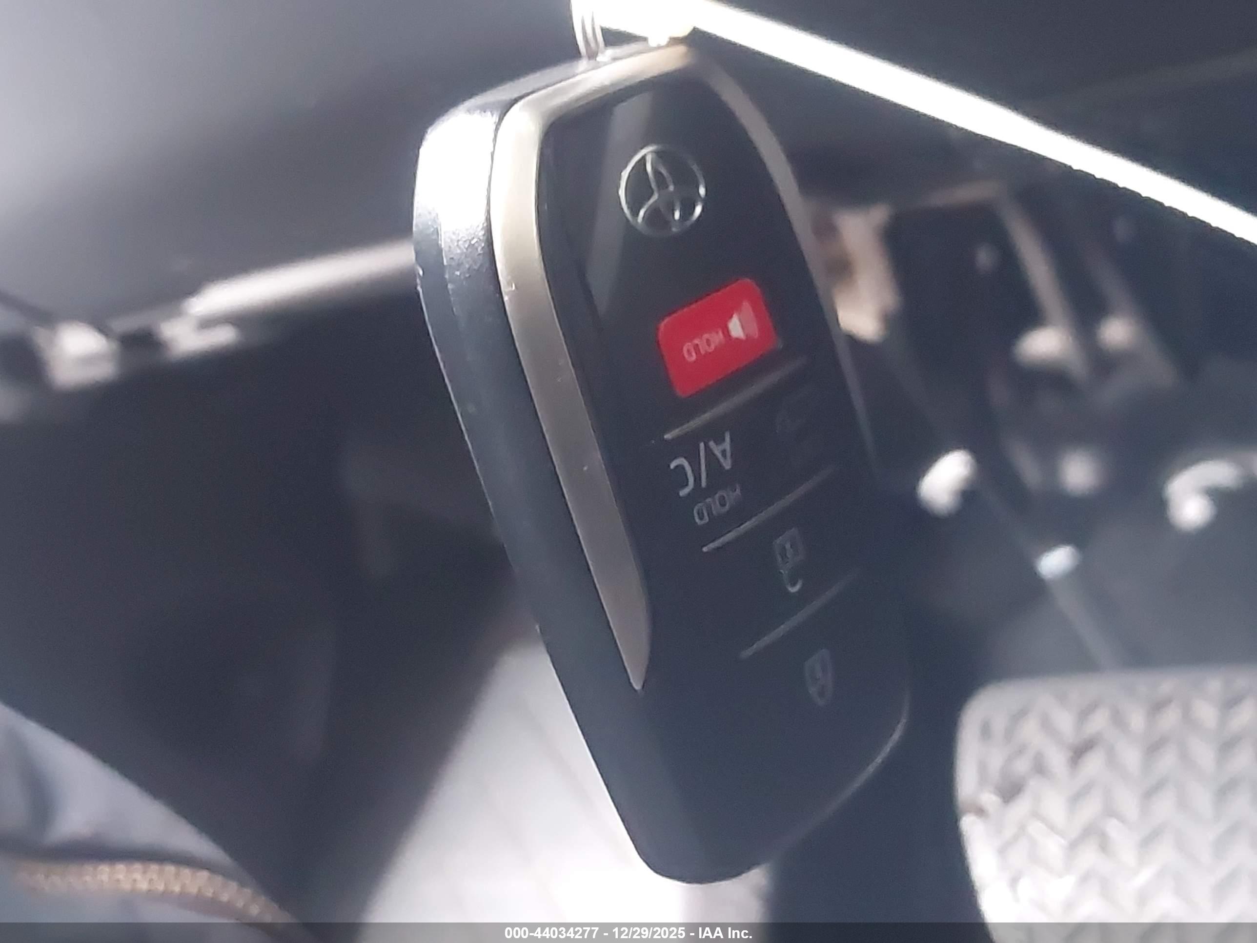 TOYOTA RAV4 image 11