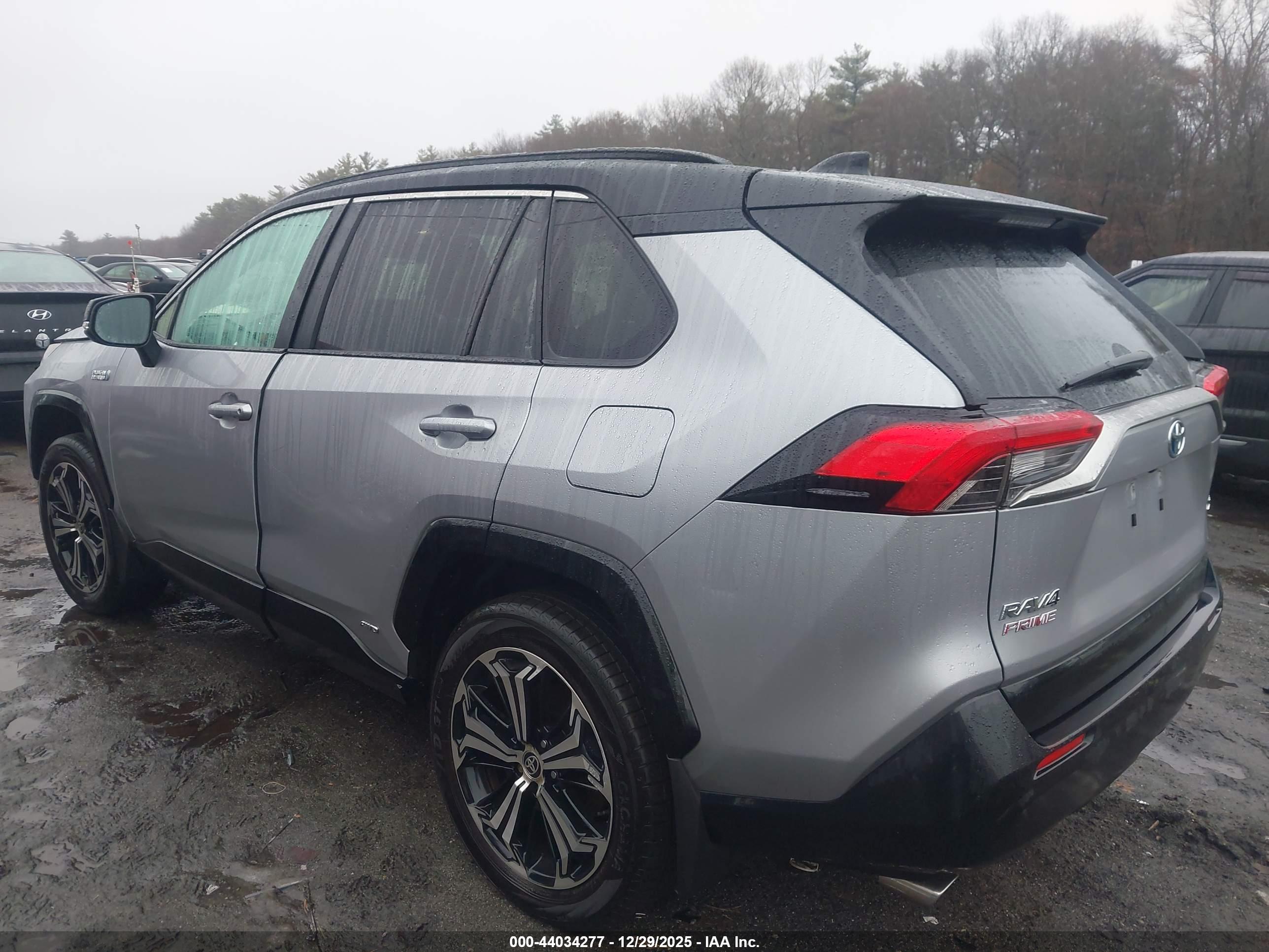 TOYOTA RAV4 image 3