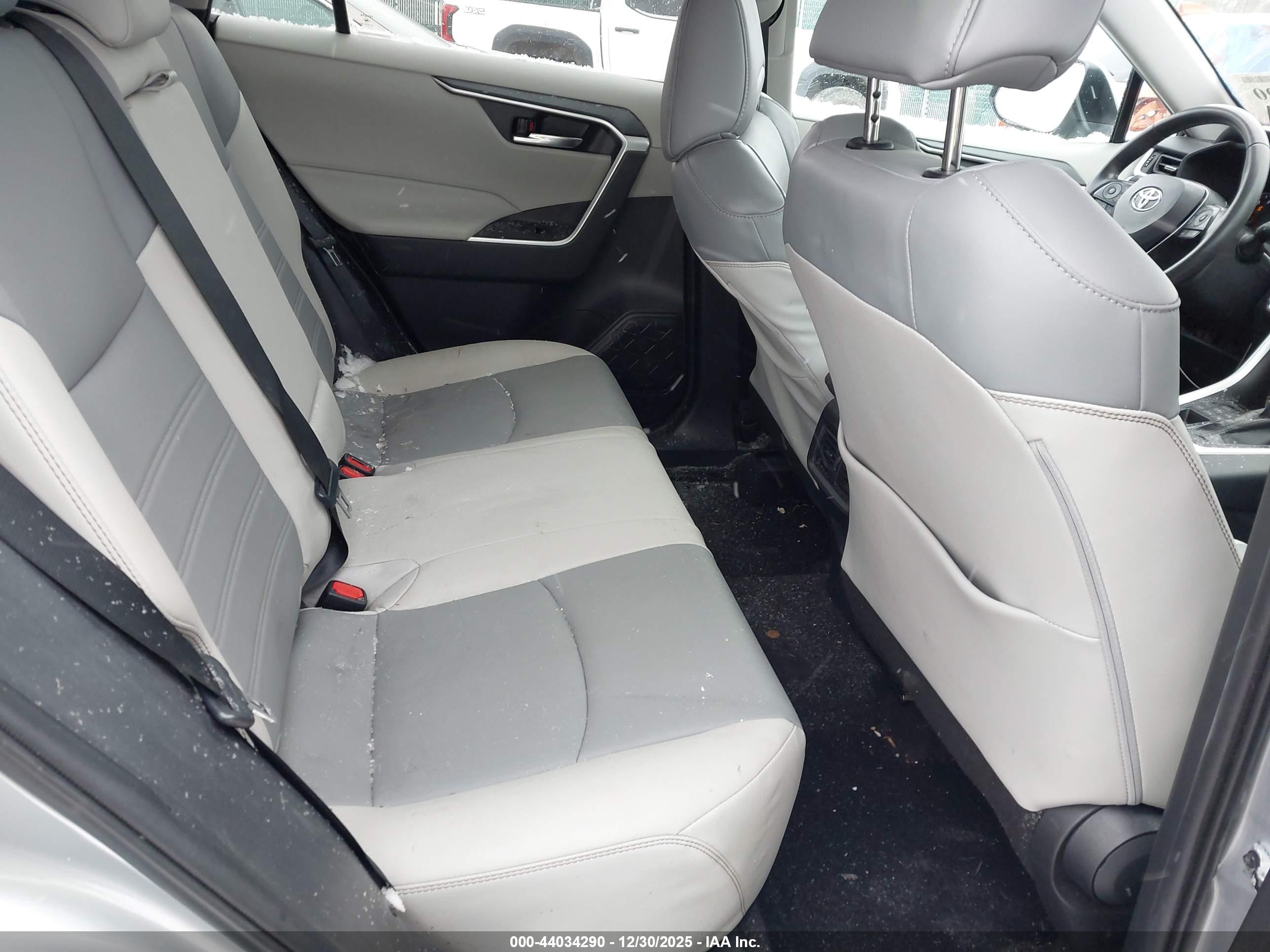 TOYOTA RAV4 image 8