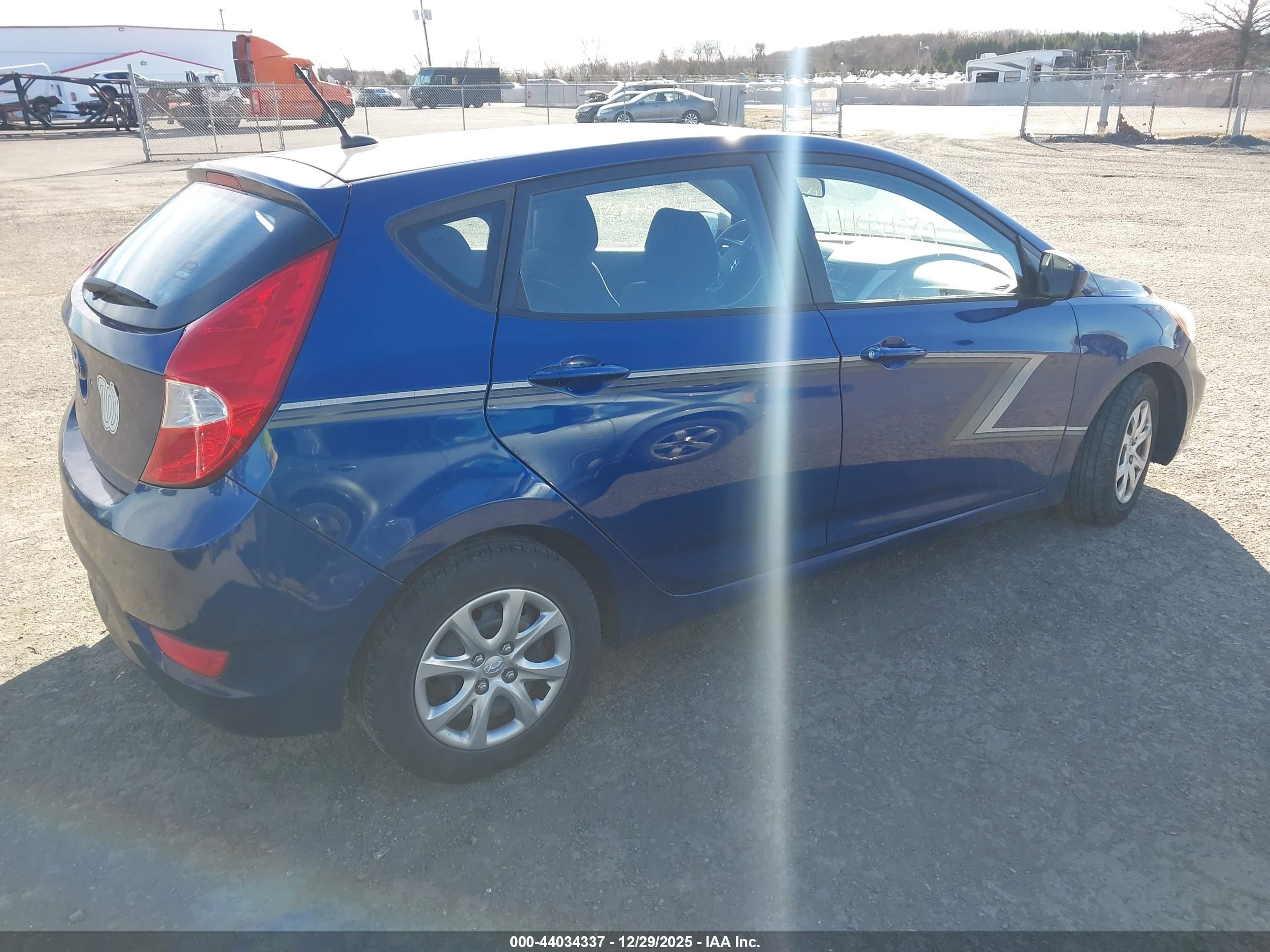 HYUNDAI ACCENT image 4