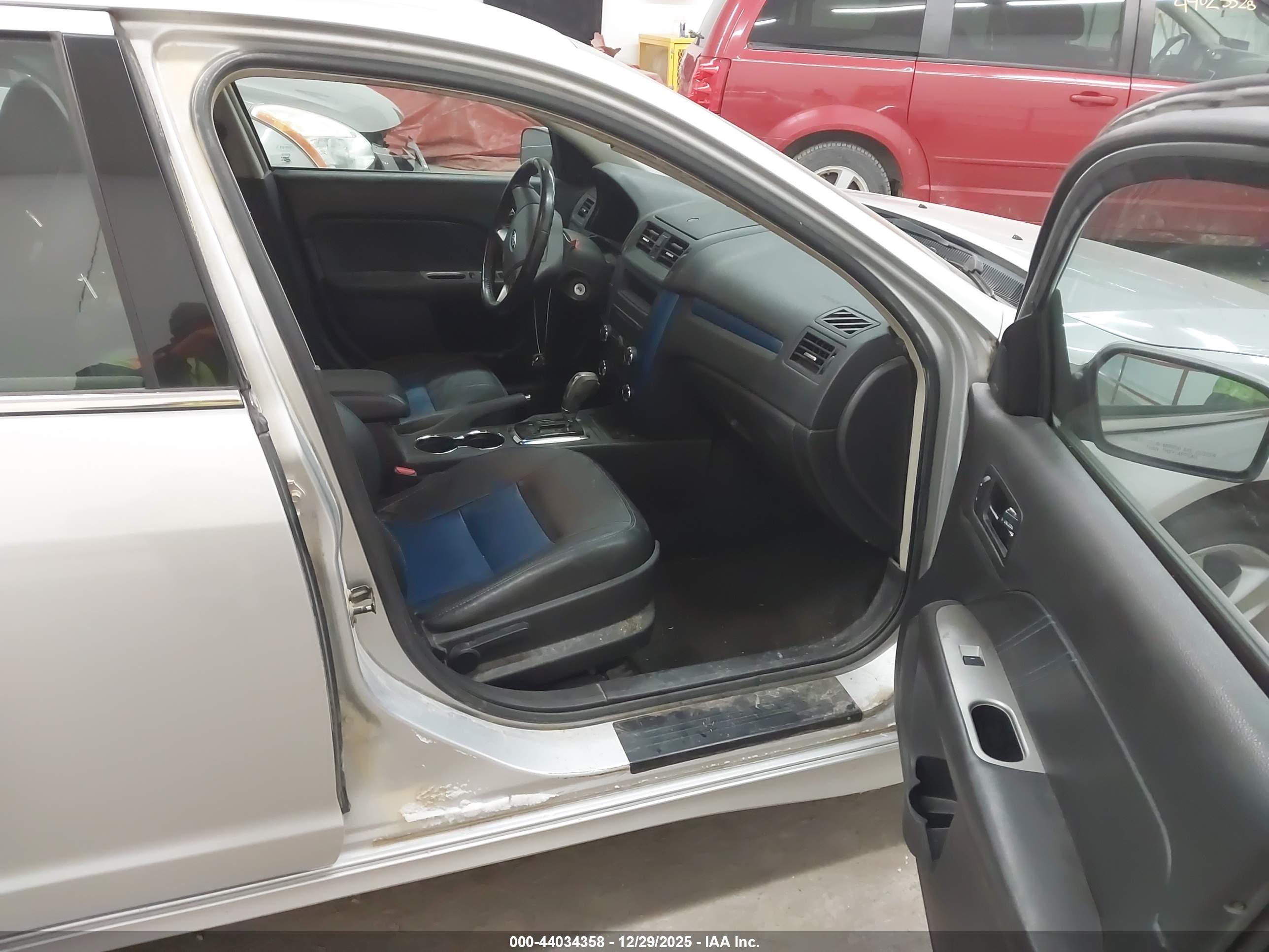 FORD FUSION image 5