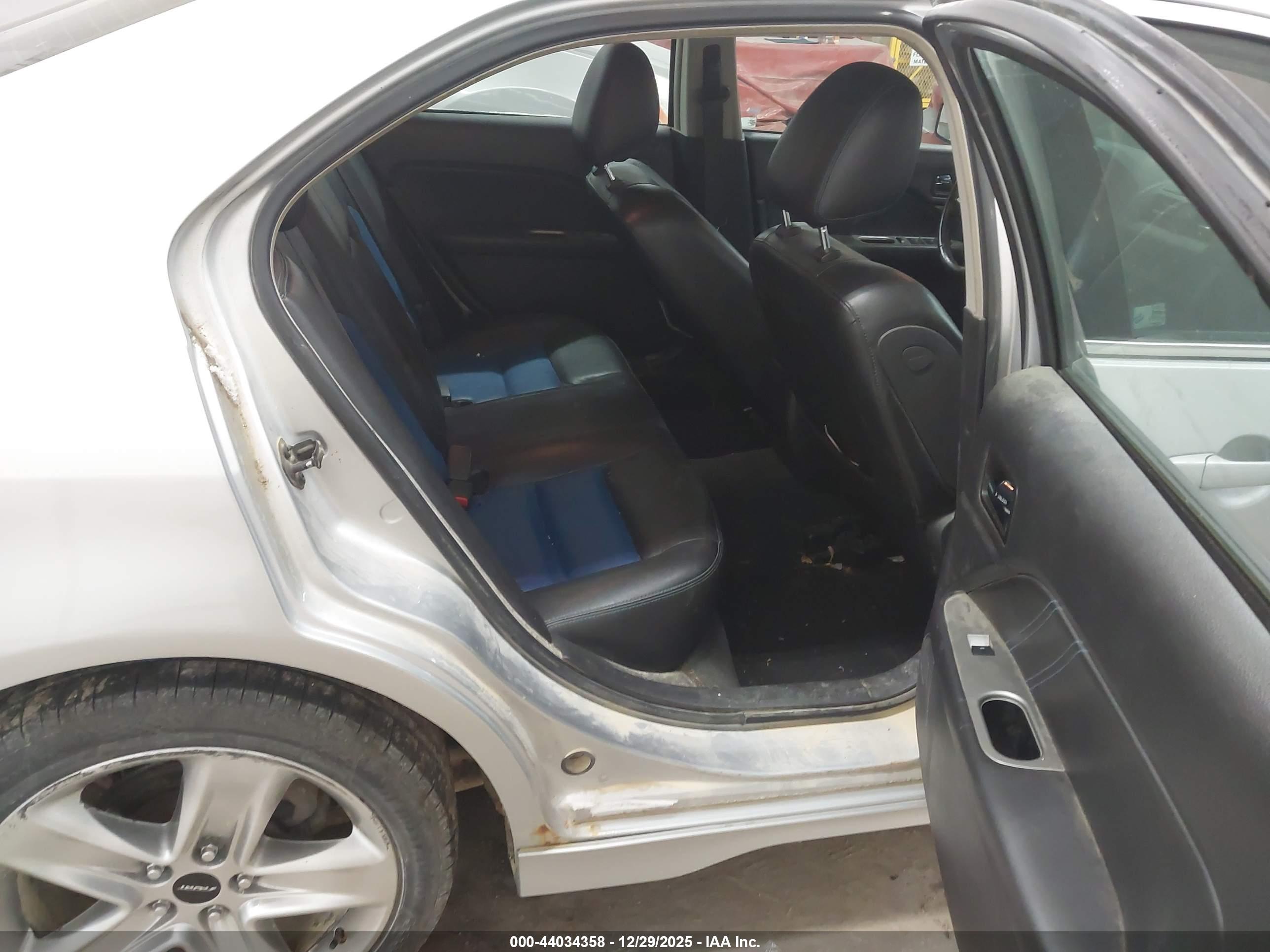 FORD FUSION image 8