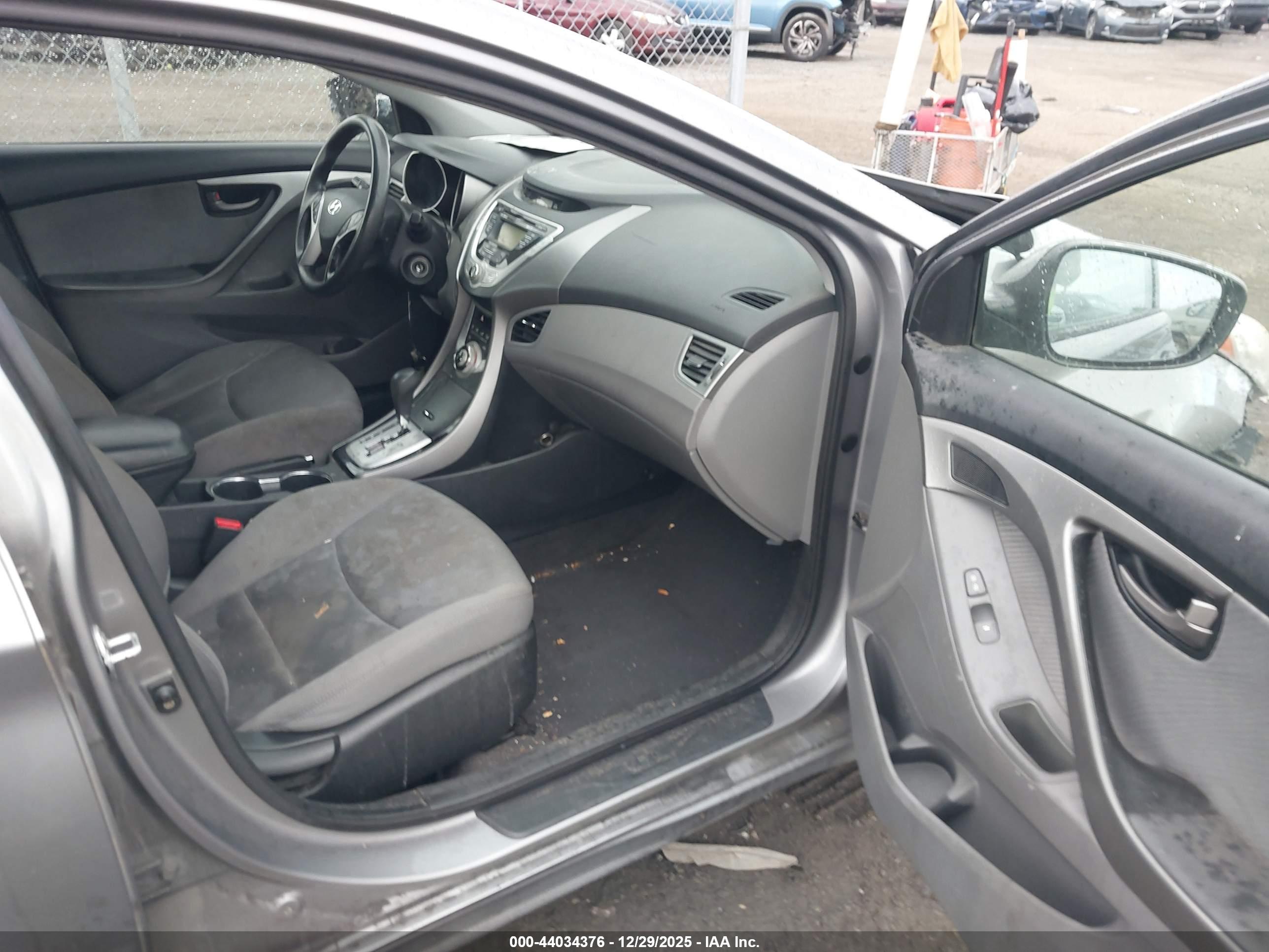 HYUNDAI ELANTRA image 5