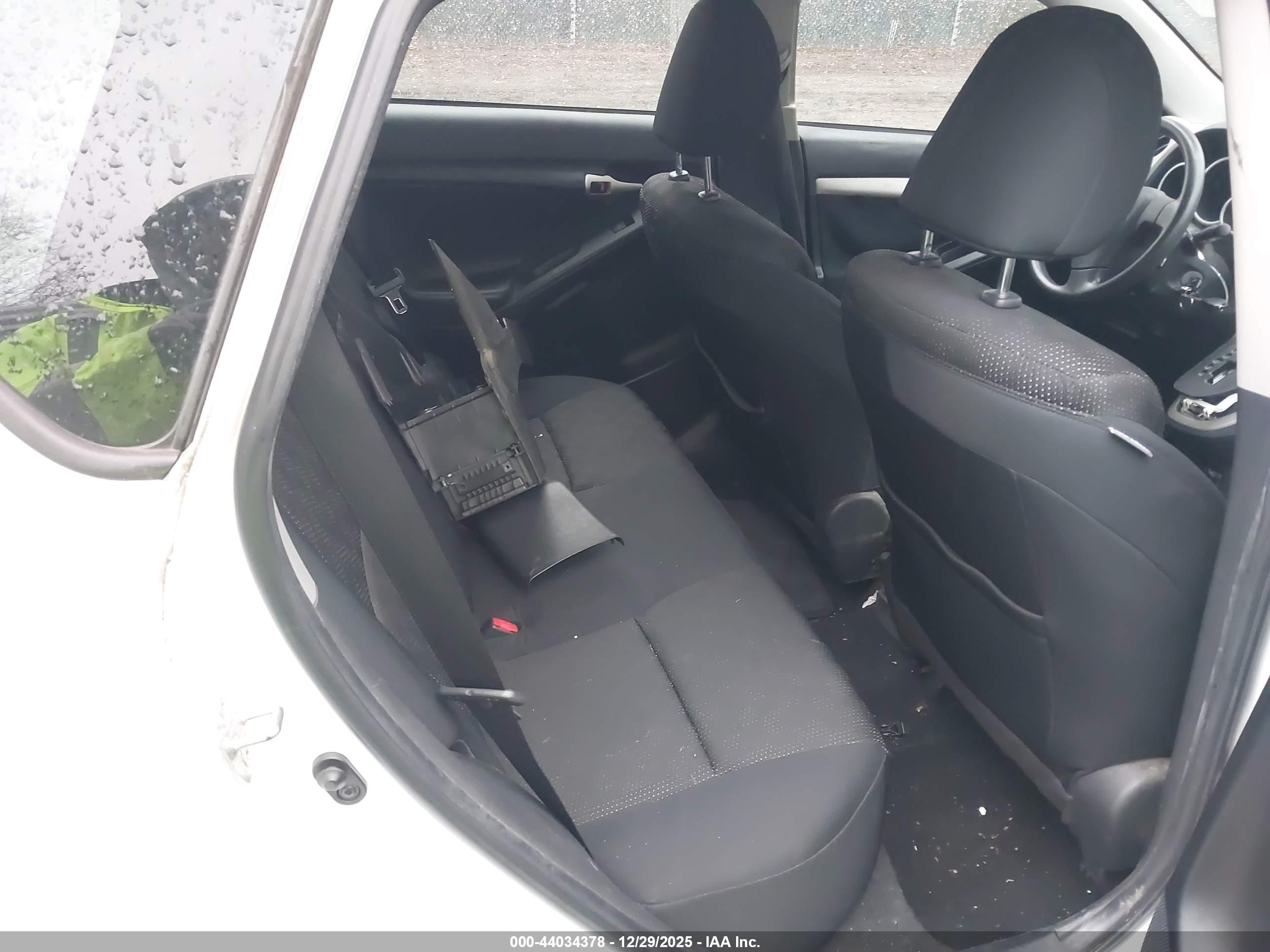 PONTIAC VIBE image 8
