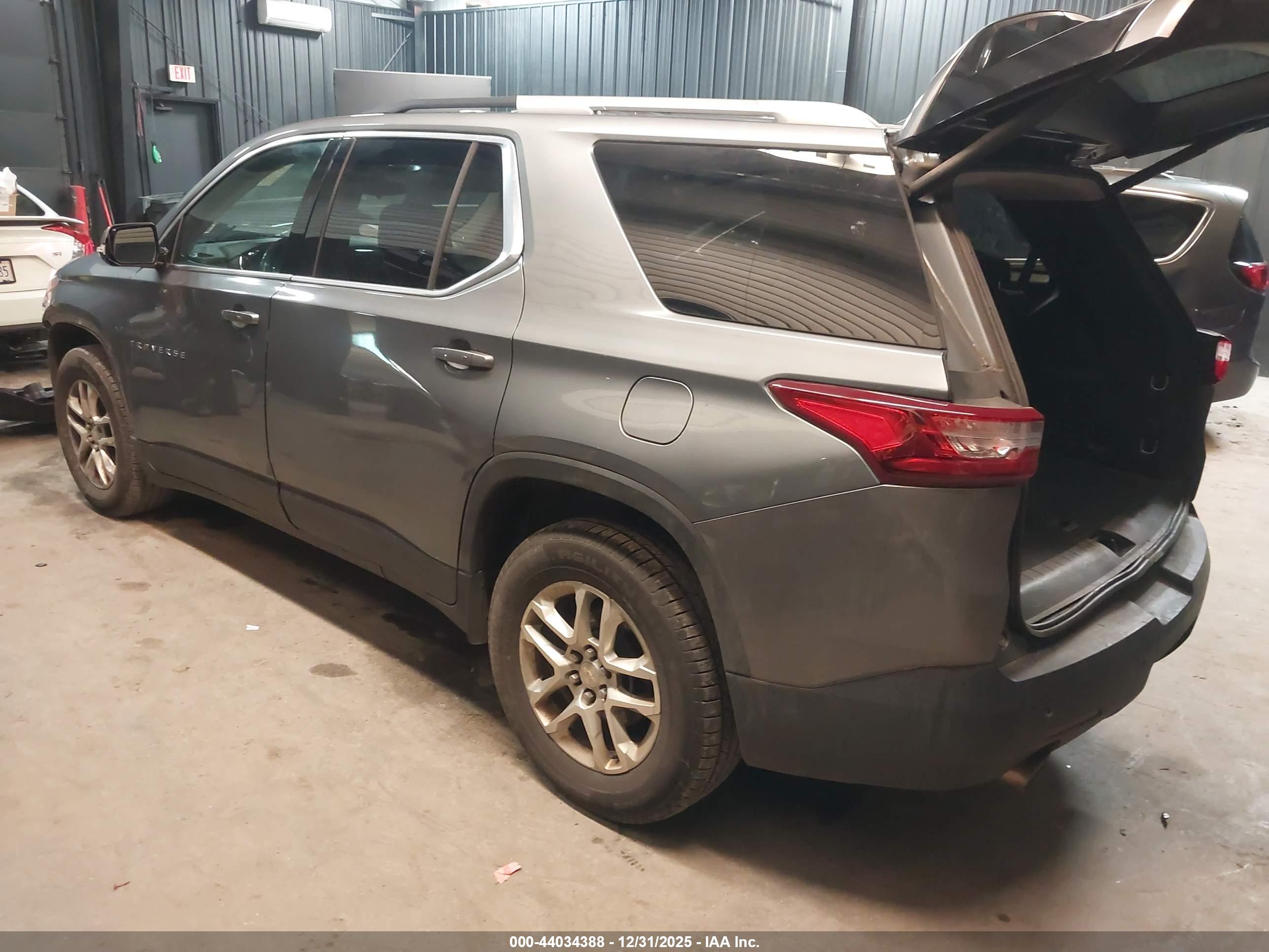 CHEVROLET TRAVERSE image 3