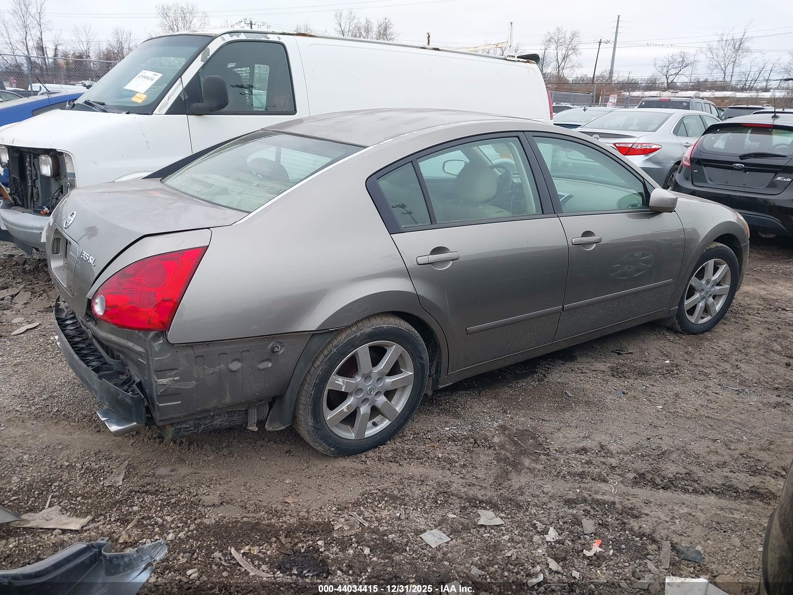 NISSAN MAXIMA image 4