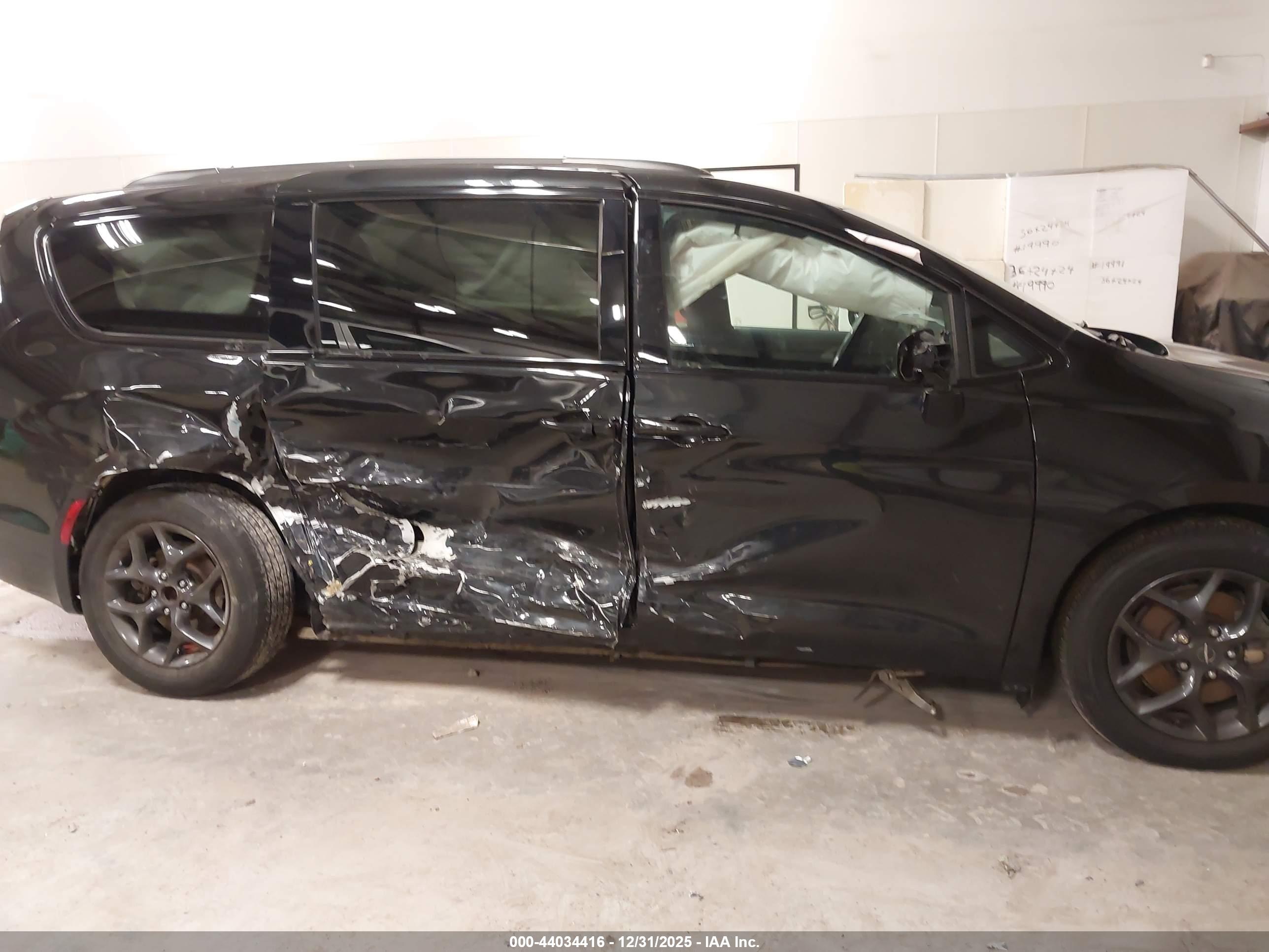 CHRYSLER PACIFICA image 6