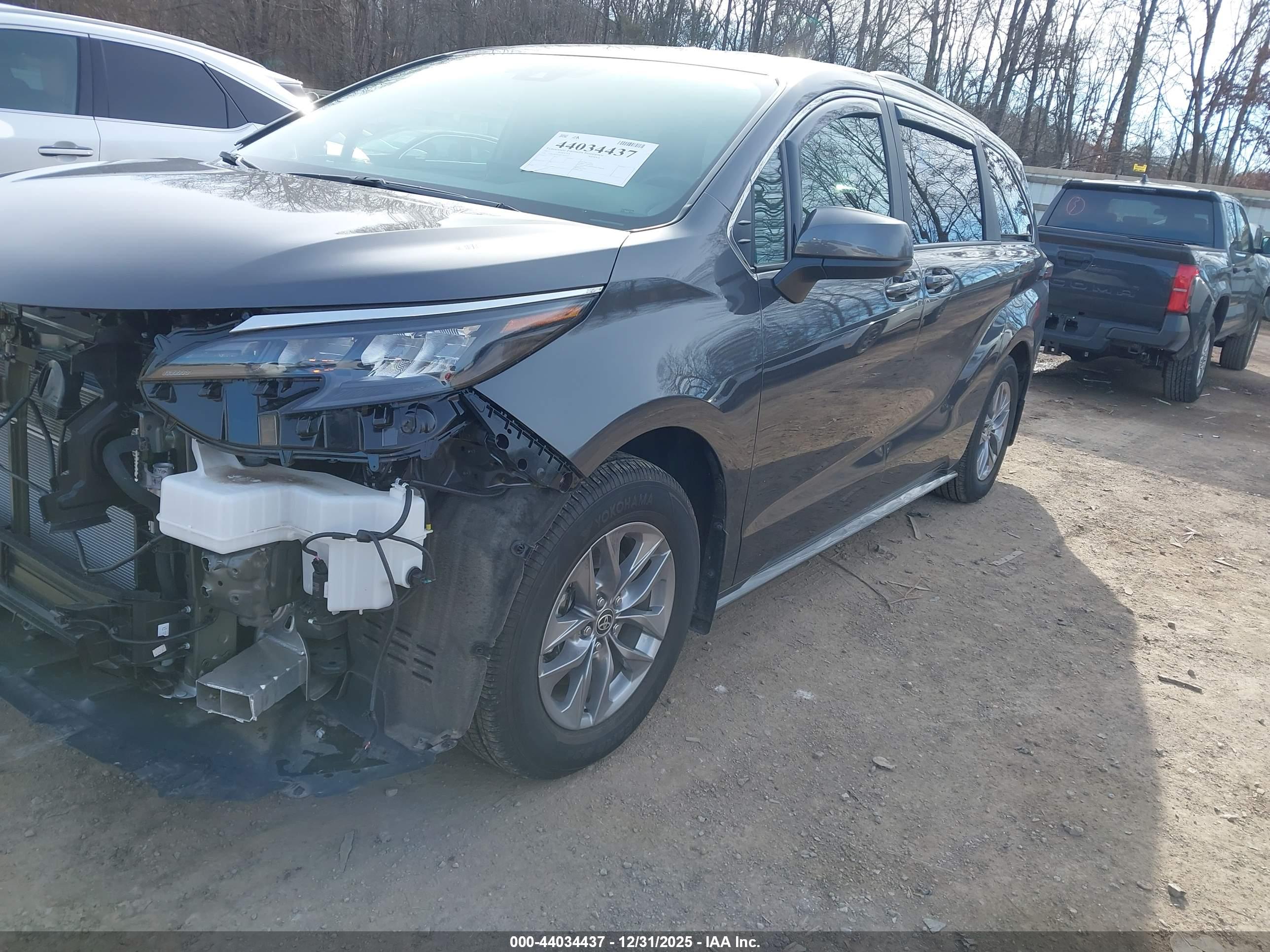 TOYOTA SIENNA image 2
