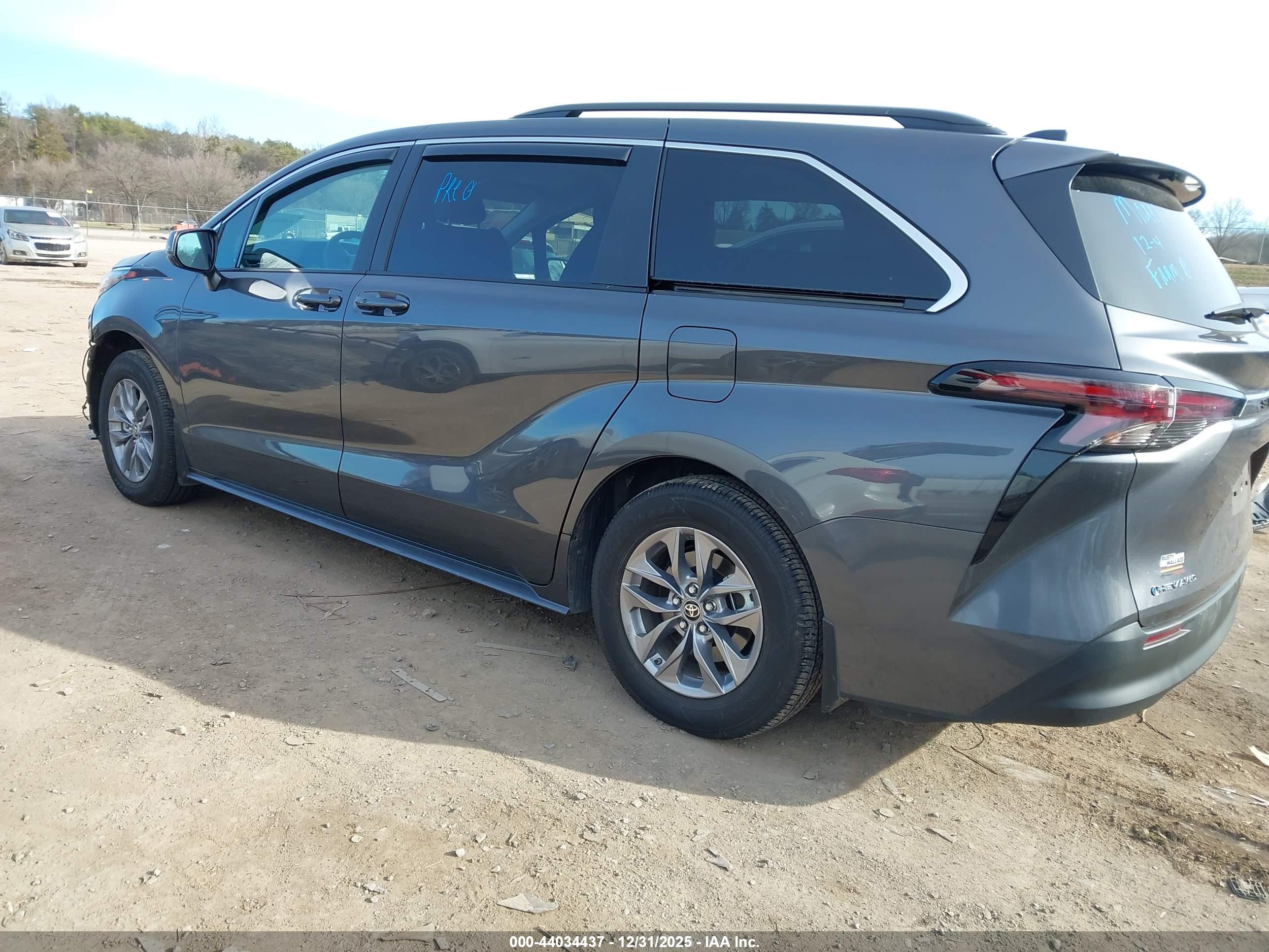 TOYOTA SIENNA image 3