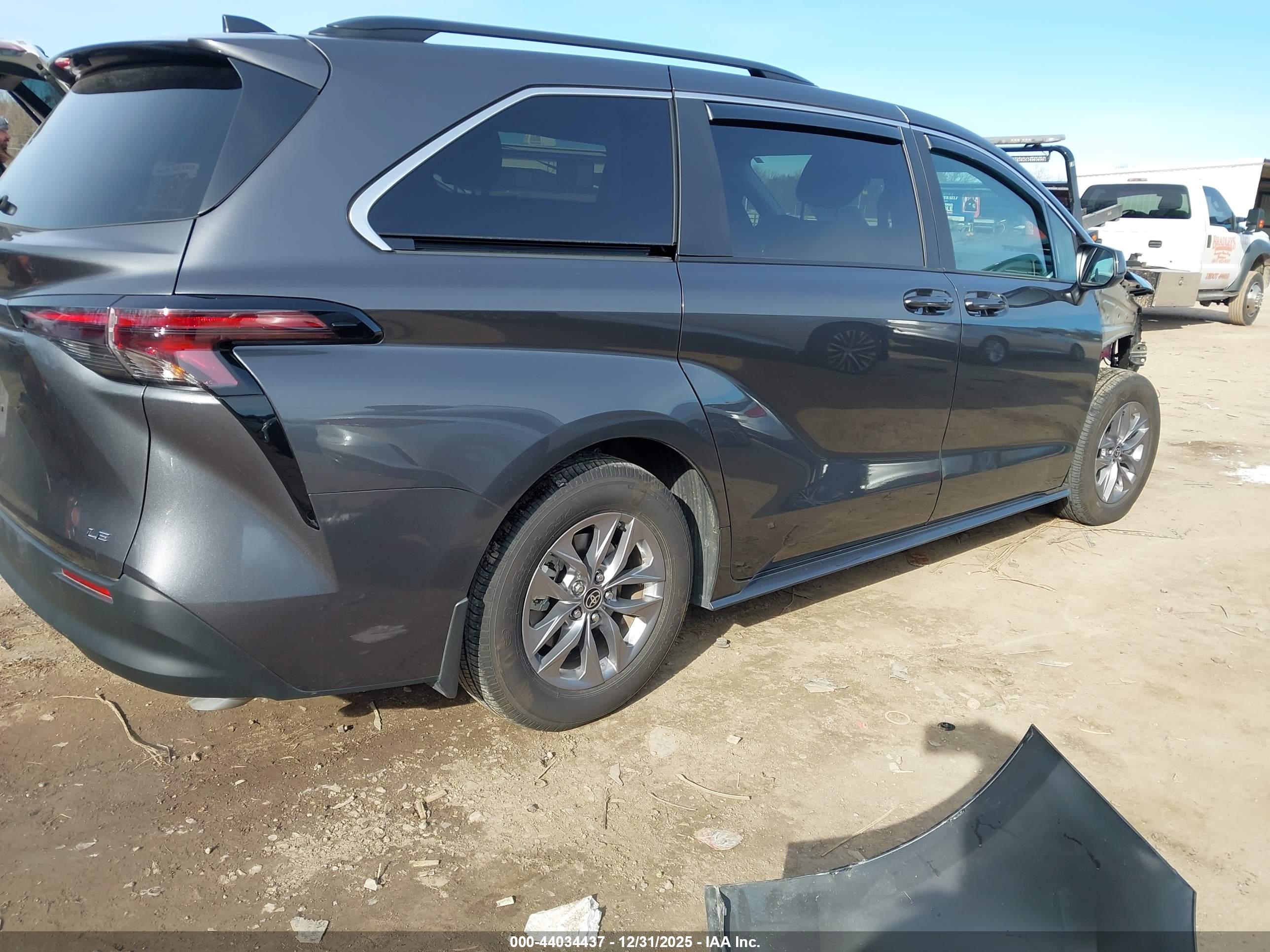 TOYOTA SIENNA image 4