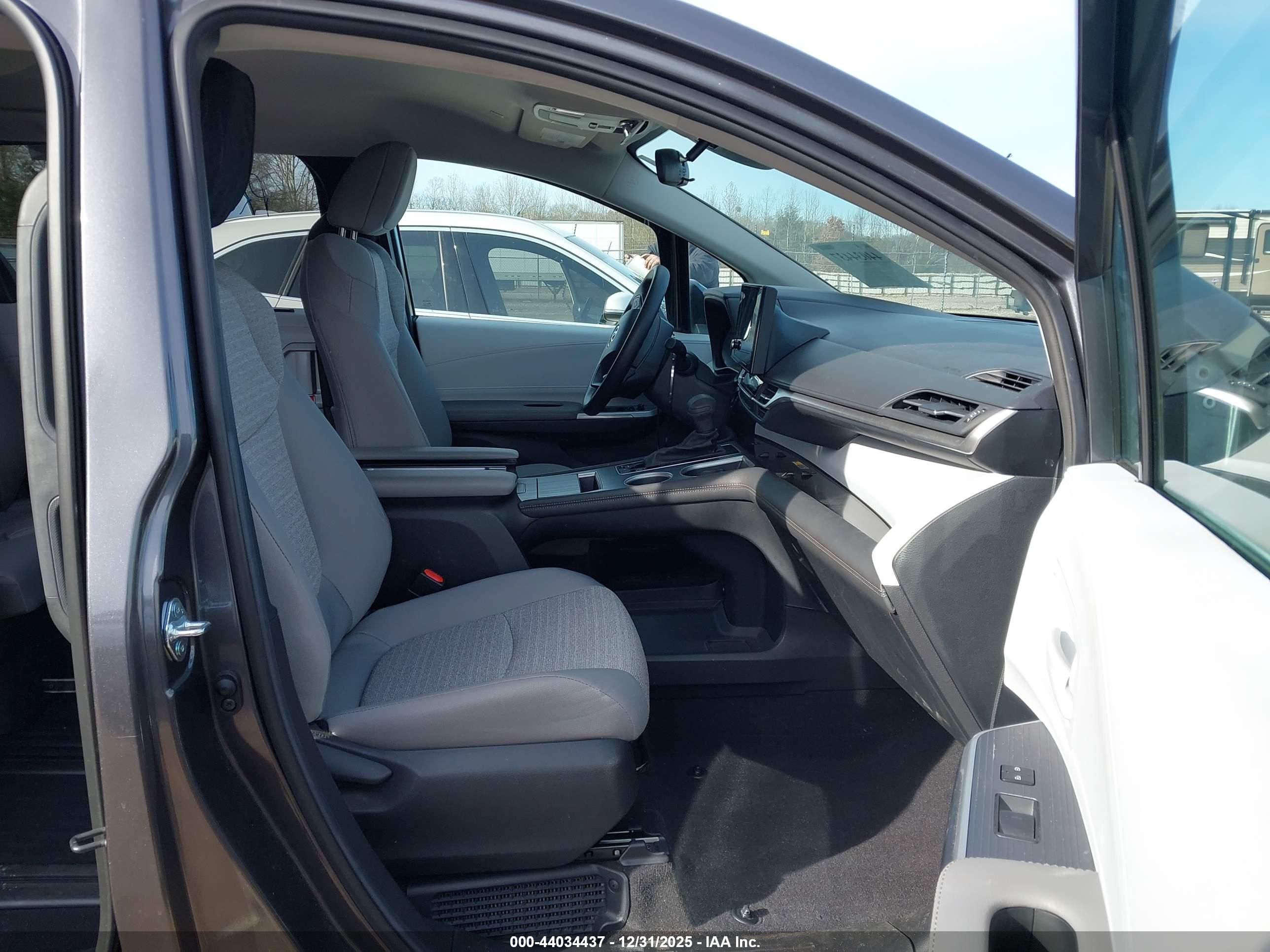 TOYOTA SIENNA image 5
