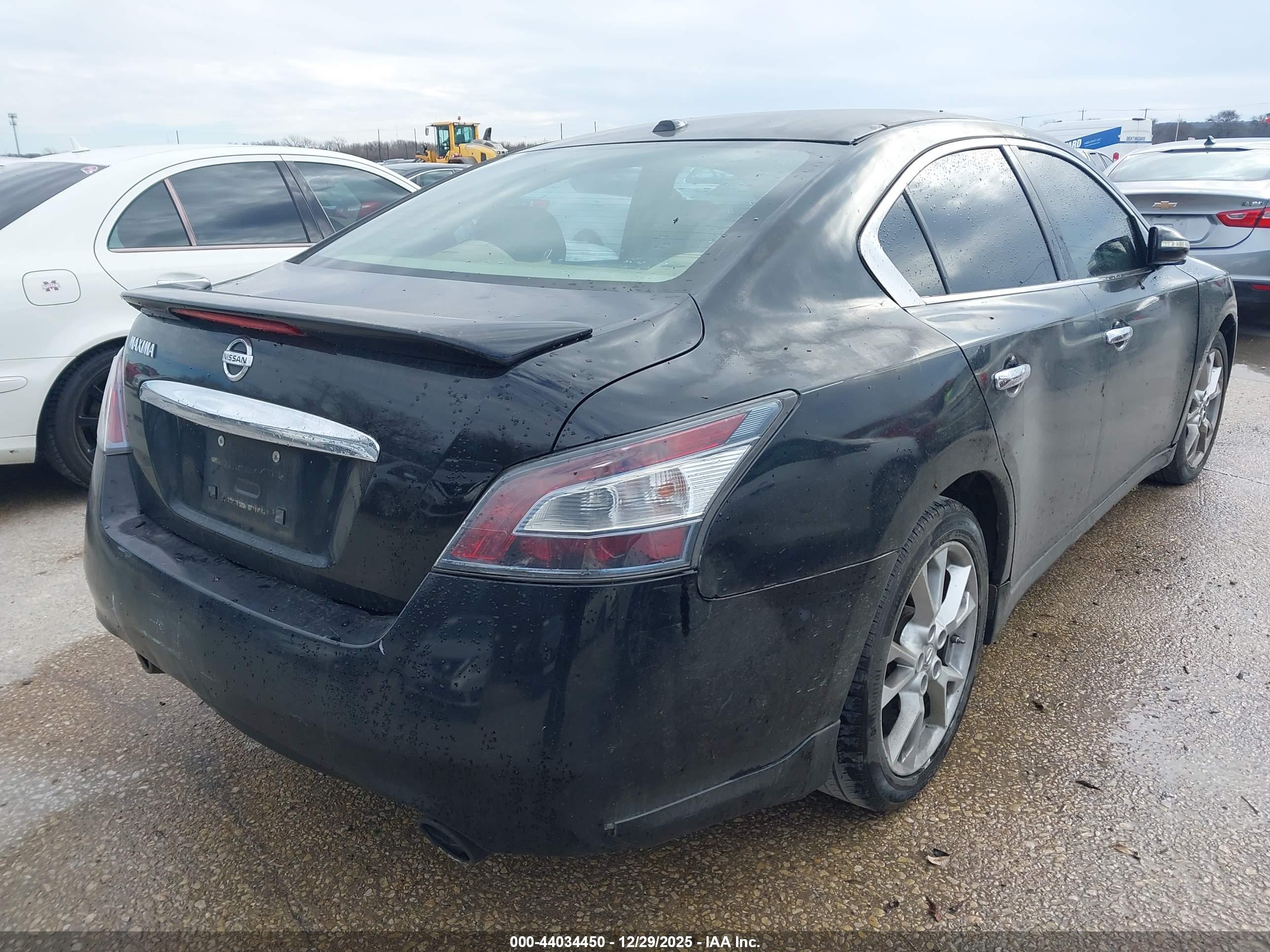 NISSAN MAXIMA image 4