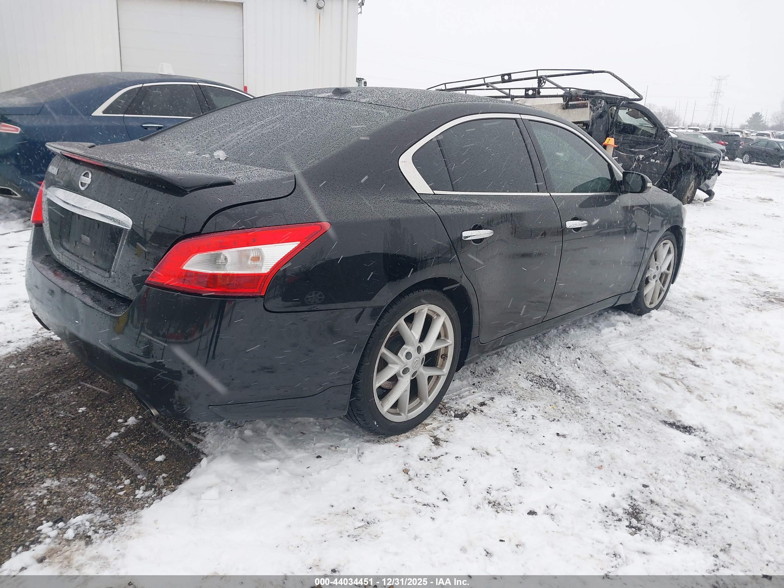 NISSAN MAXIMA image 4