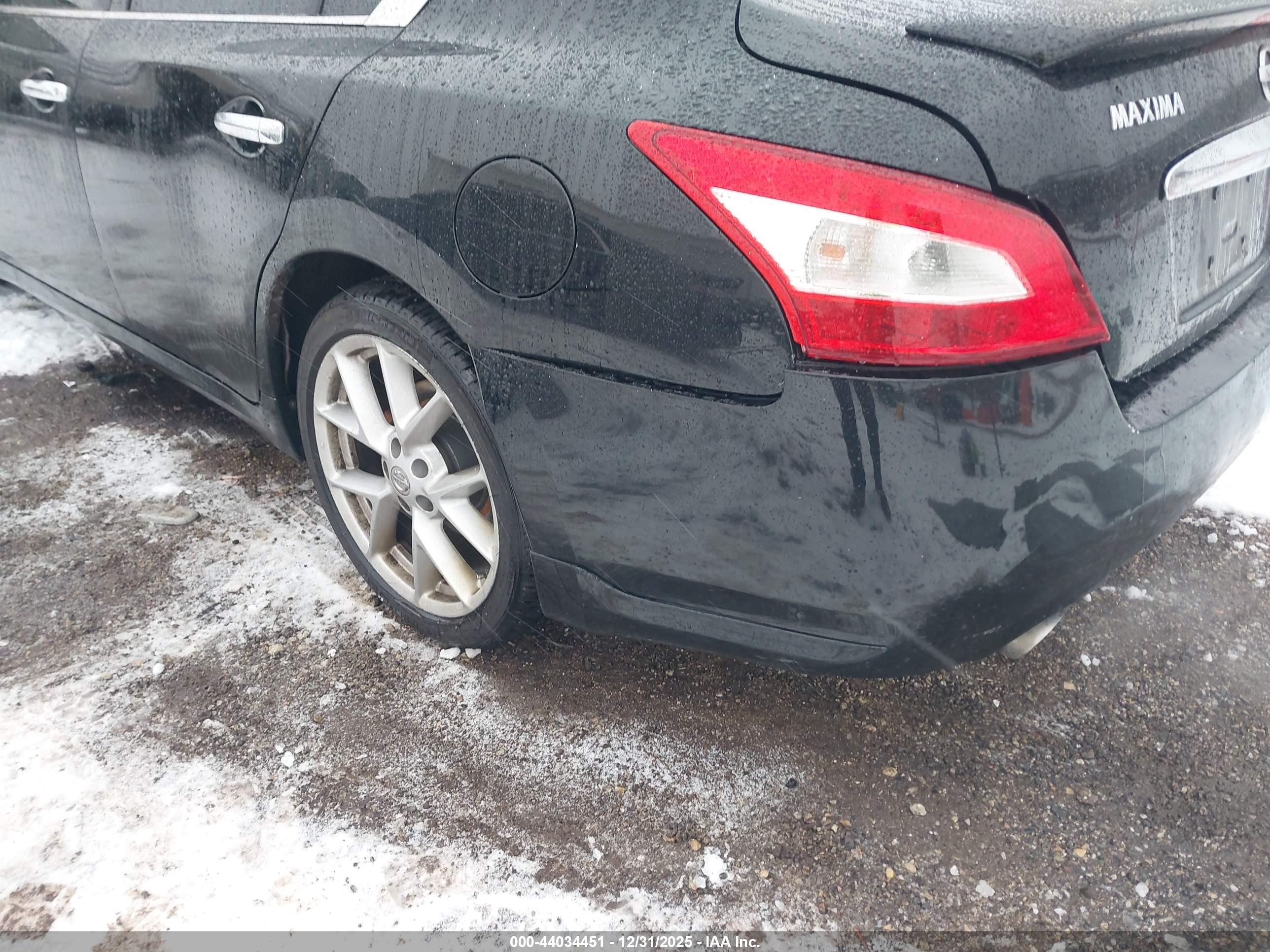 NISSAN MAXIMA image 6